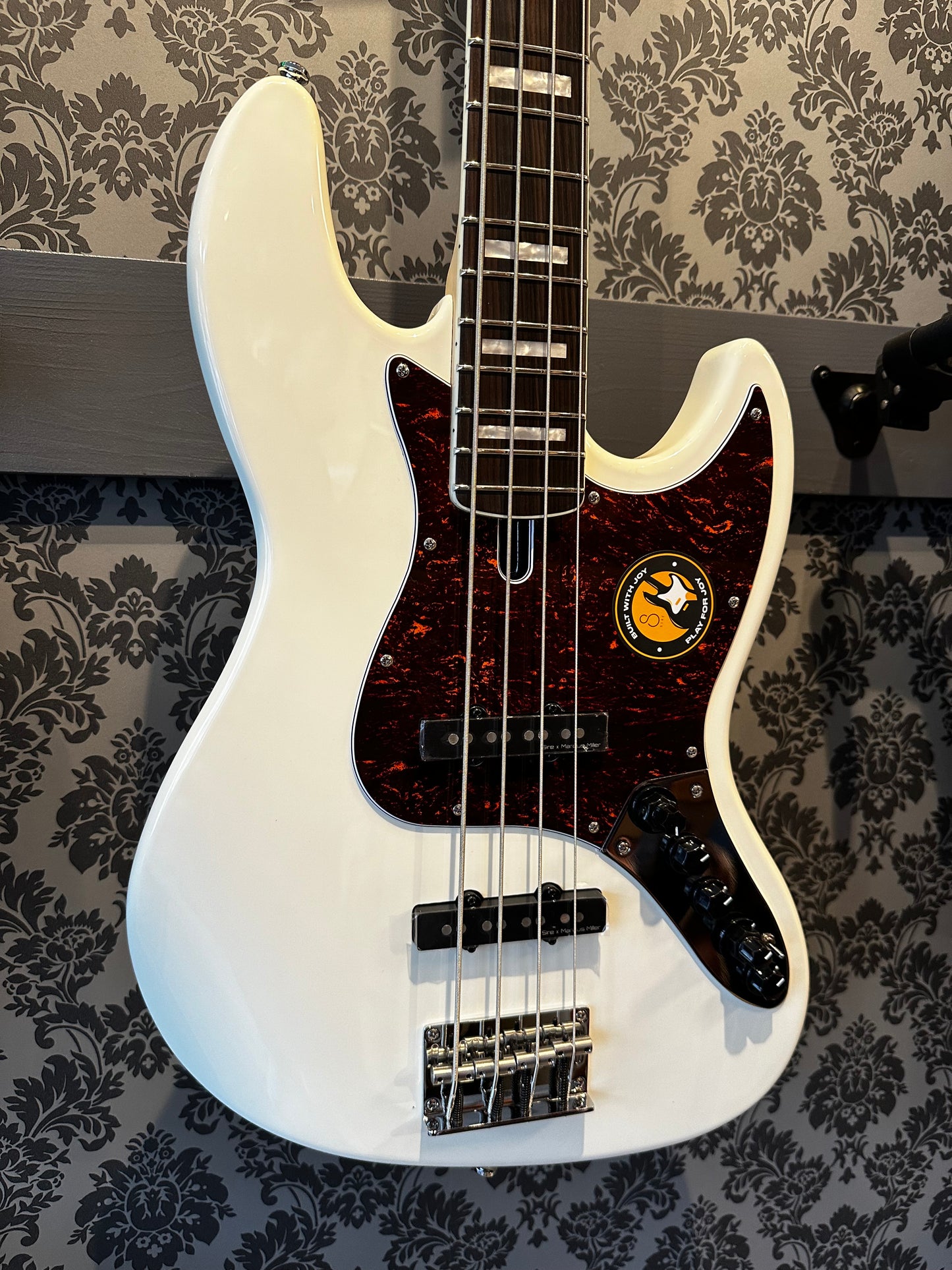 Sire V7+ A4 AHW 2nd gen. Marcus Miller Antique White