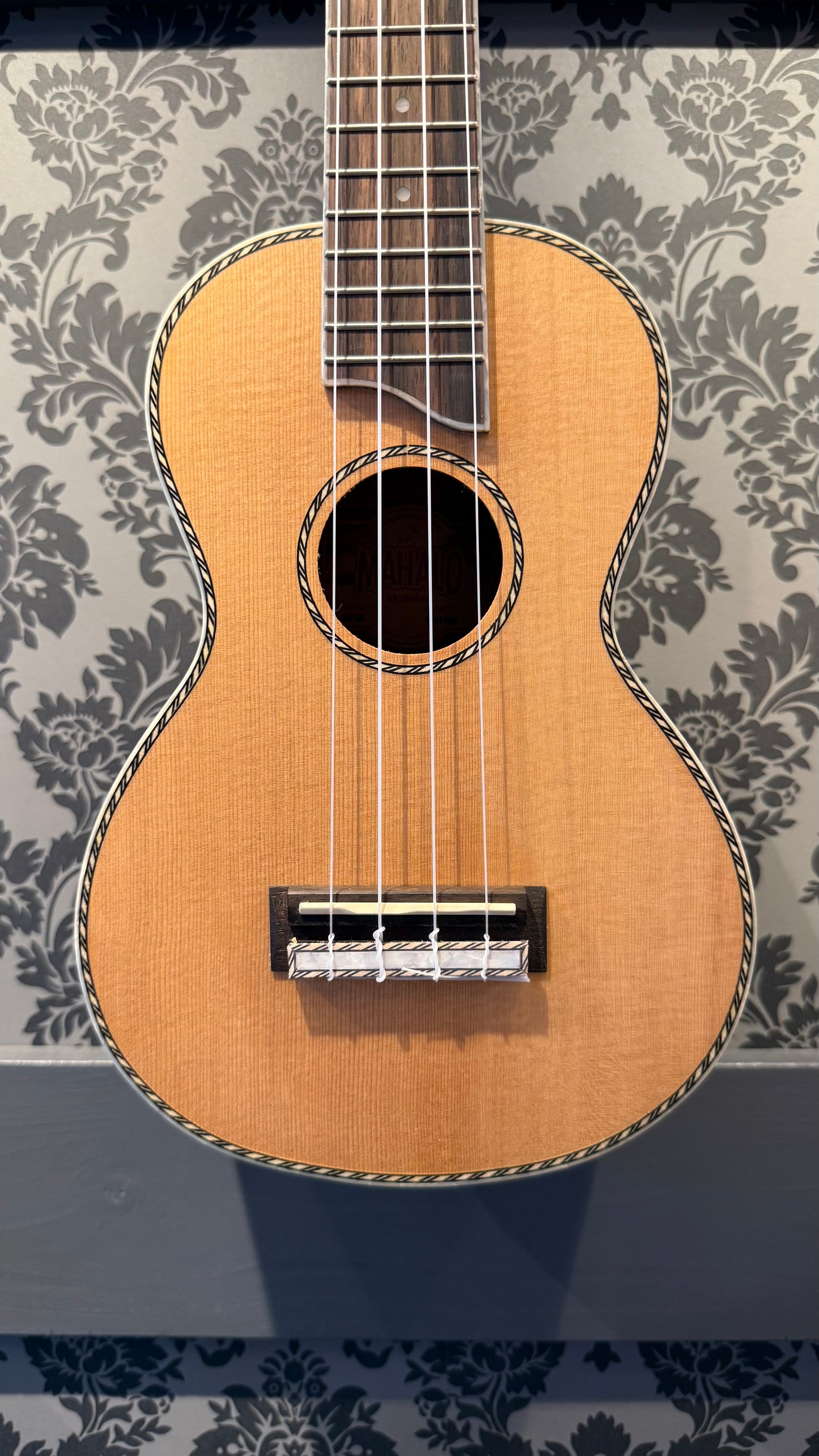 Mahalo MP-2E Pearl Series solid top concert ukulele with pick-up