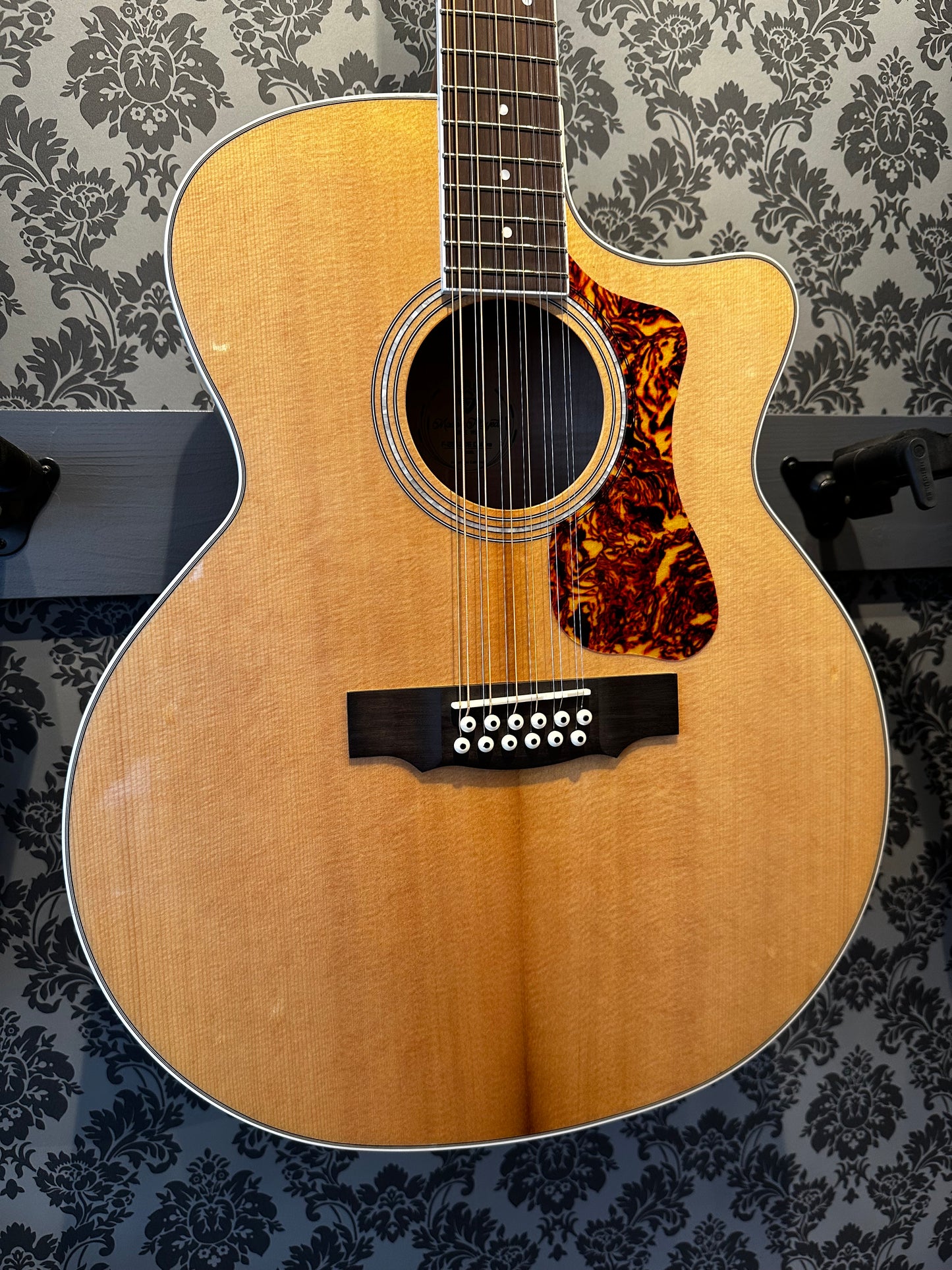 Guild F-2512CE Deluxe Archback Blonde