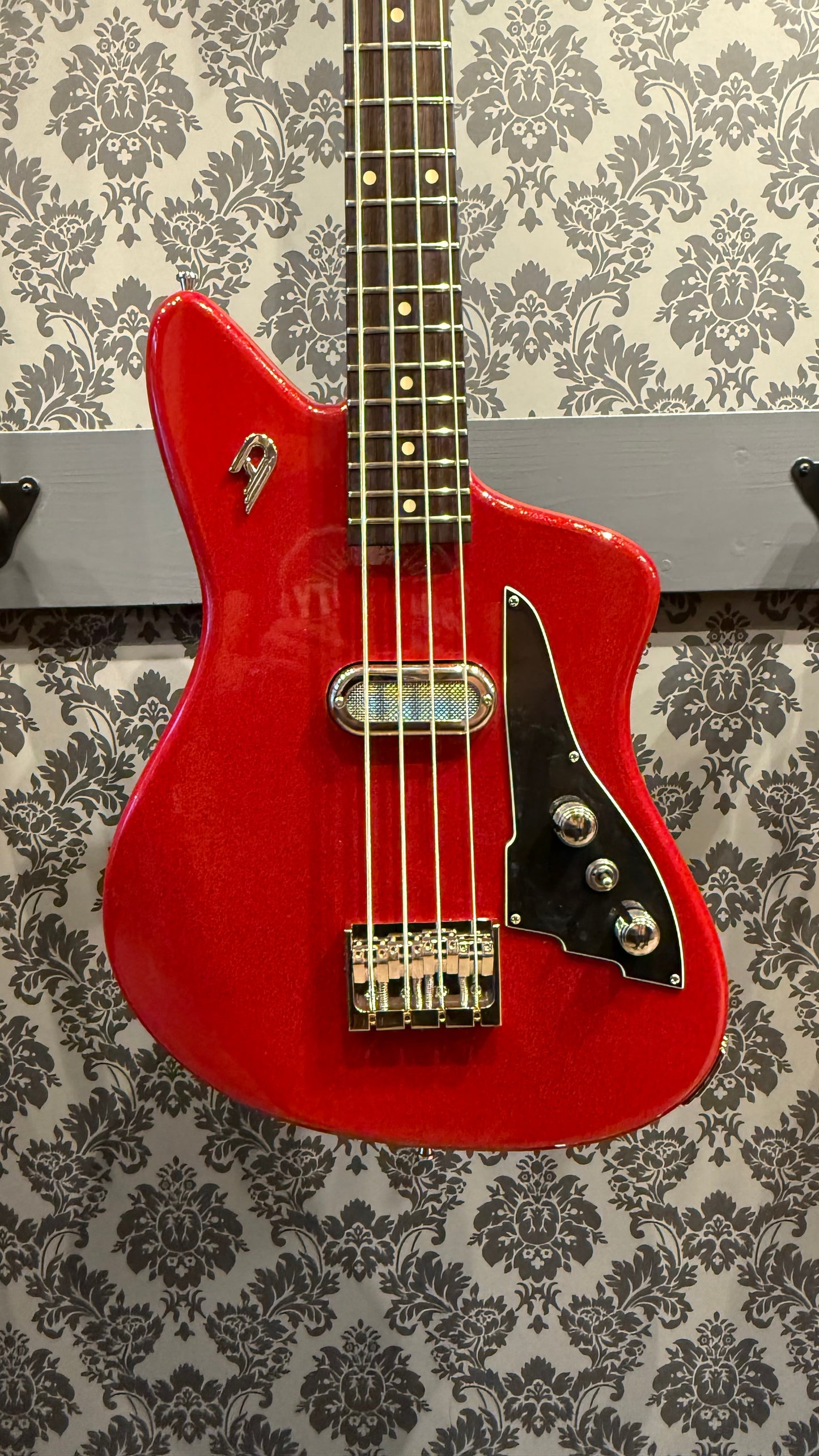Duesenberg kavalier bass sparkle red incl. case