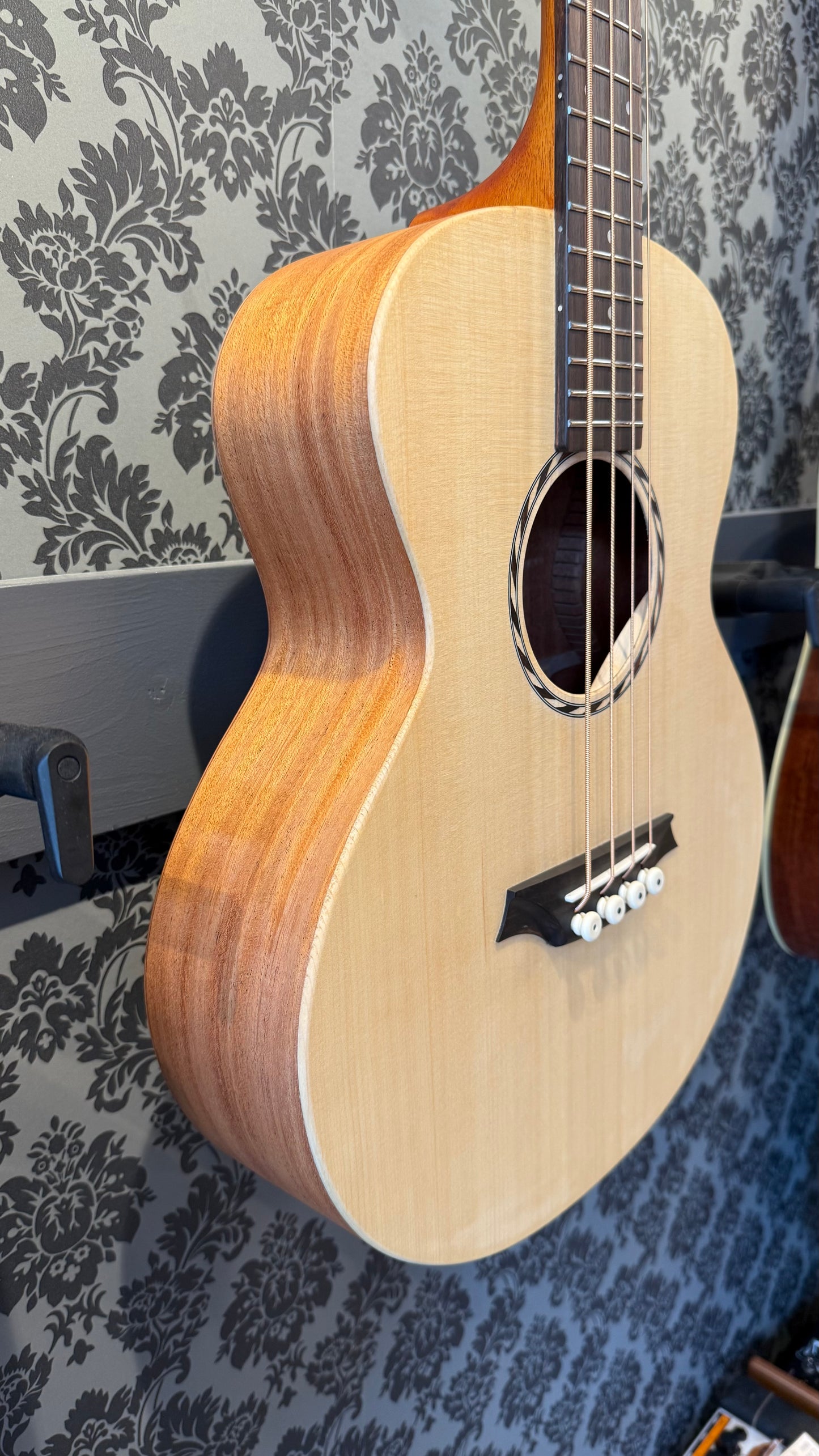 Bromo BAT-8E Tahomo Series Mini Jumbo Bass Guitar