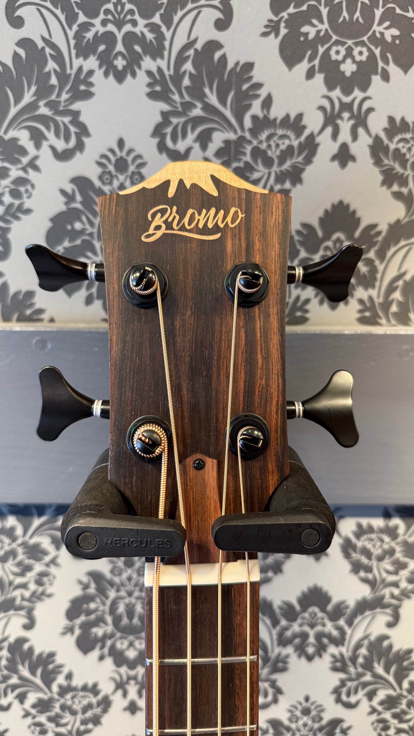 Bromo BAT-8E Tahomo Series Mini Jumbo Bass Guitar