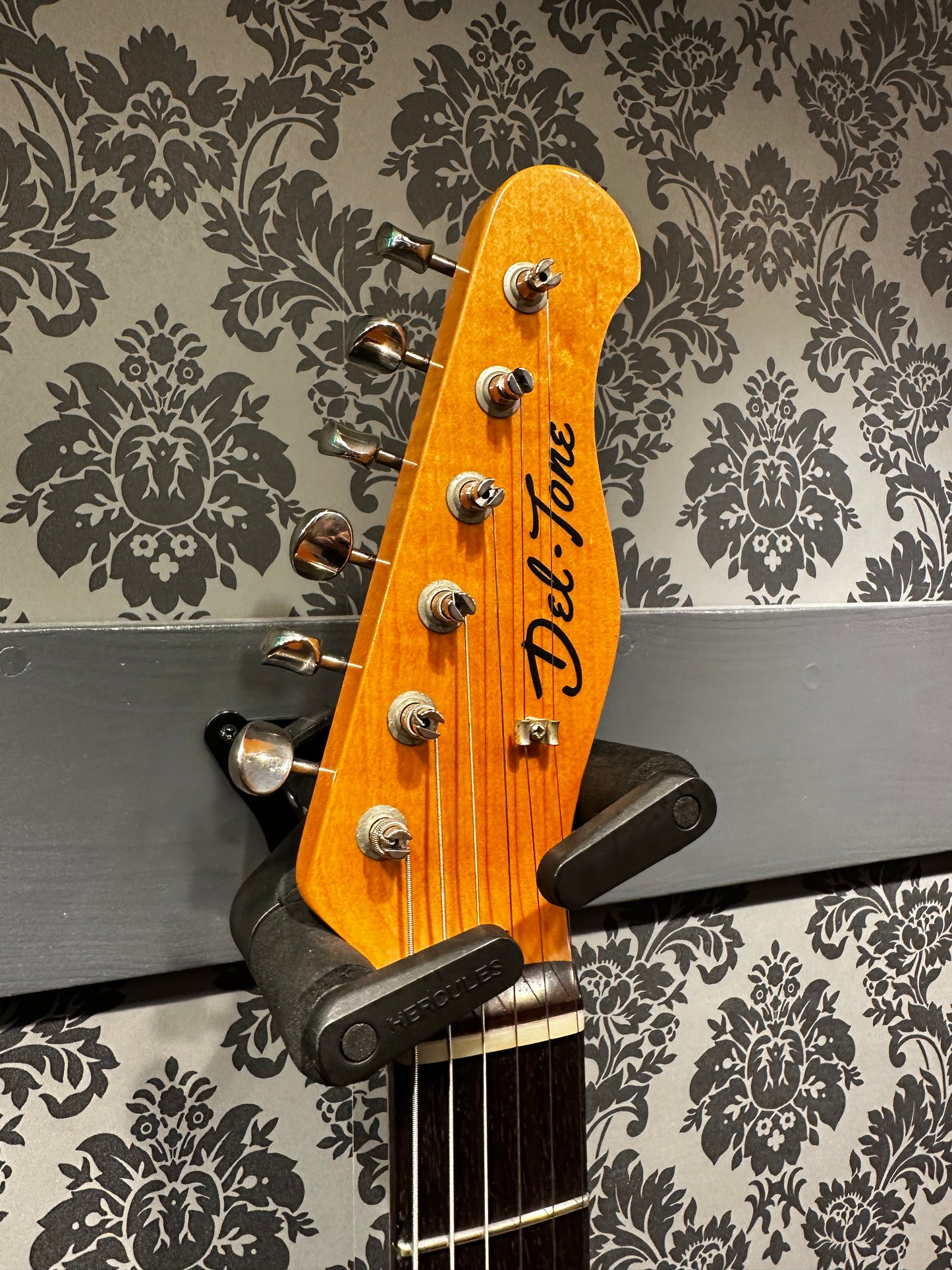 Del-Tone 60’s T-Style Custom Sherwood Green Duesenberg Trem Incl. case