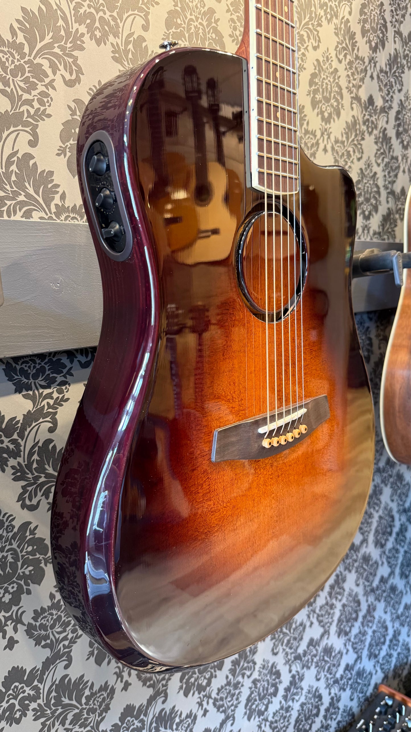 LR BAGGS AEG1 Acoustic Electric Guitar Sunburst incl. bag