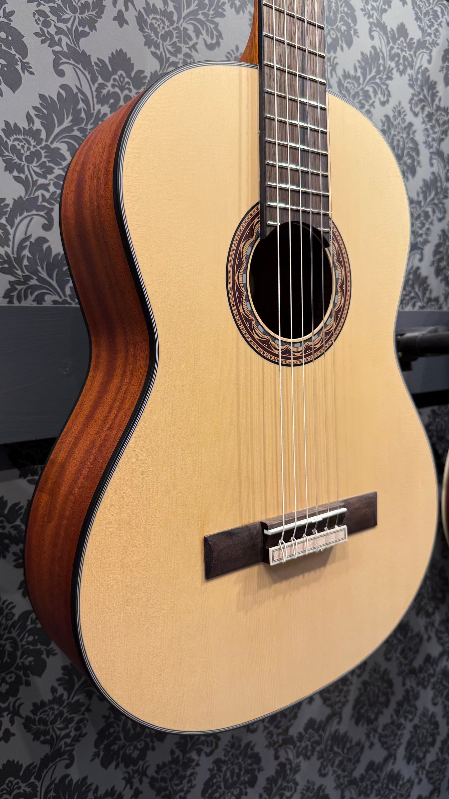 Valencia VC-304 4/4 Classic Guitar