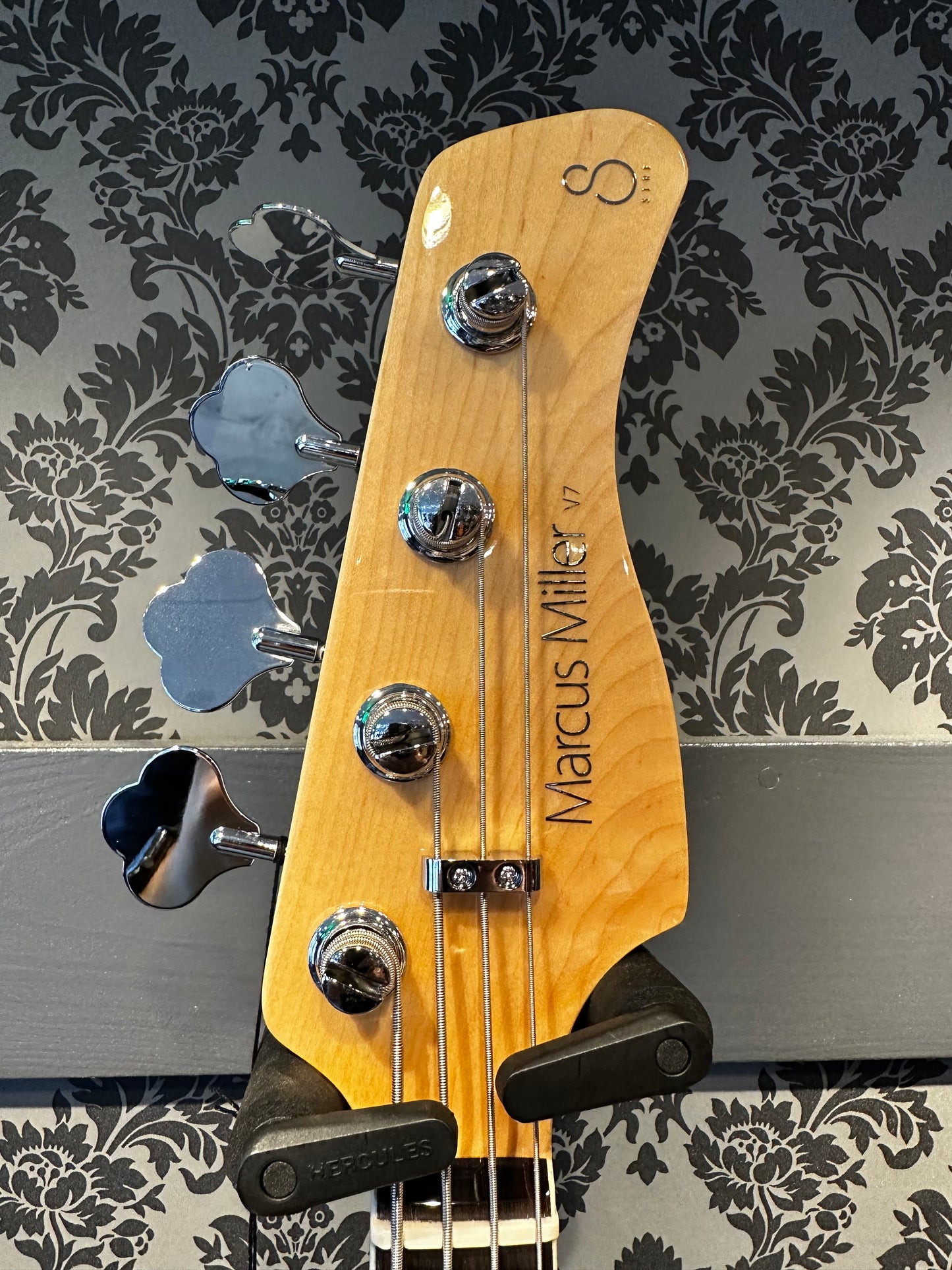 Sire V7+ A4 AHW 2nd gen. Marcus Miller Antique White