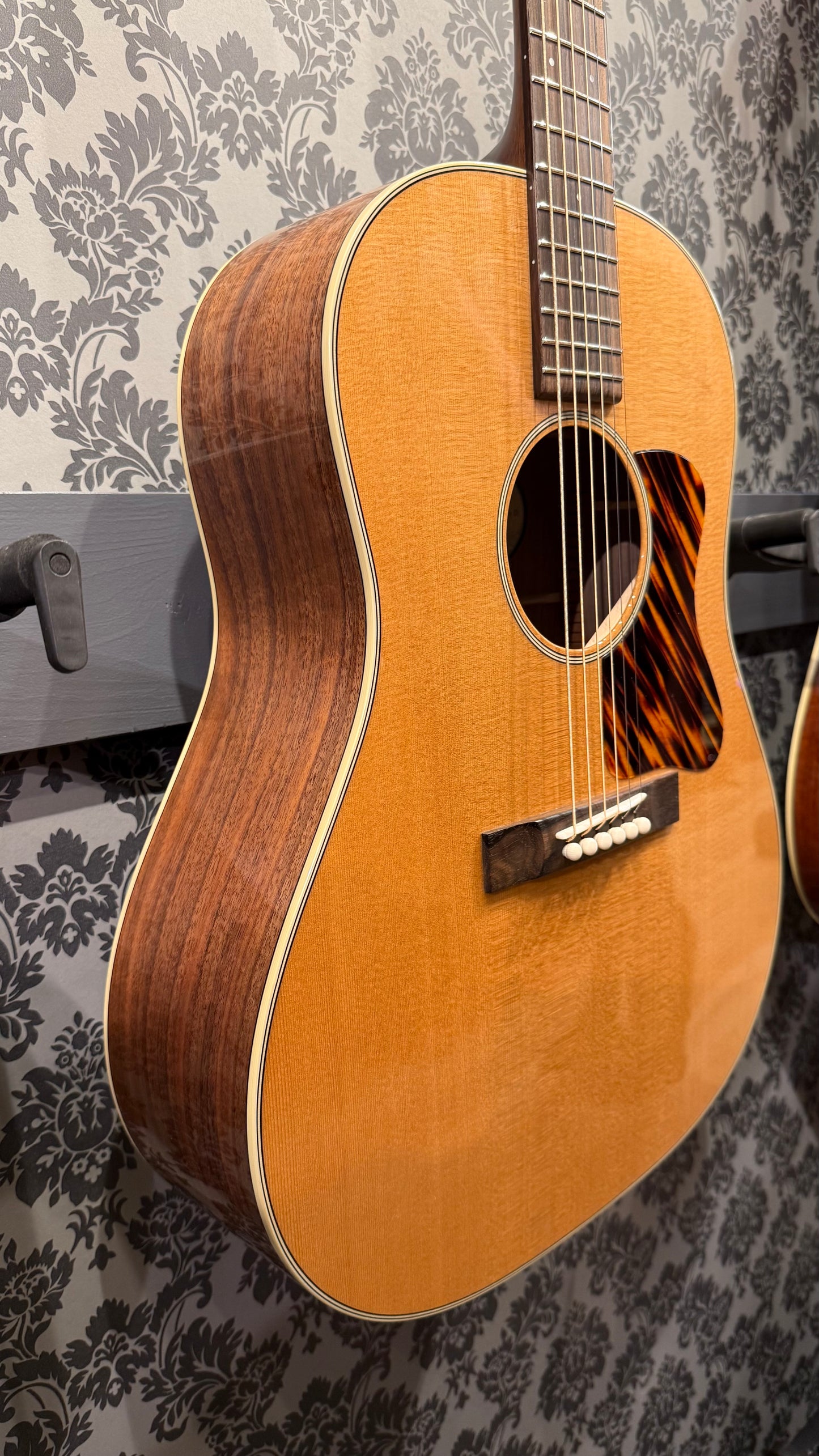 Bourgeois Down East Slope D Walnut launch edition incl. case