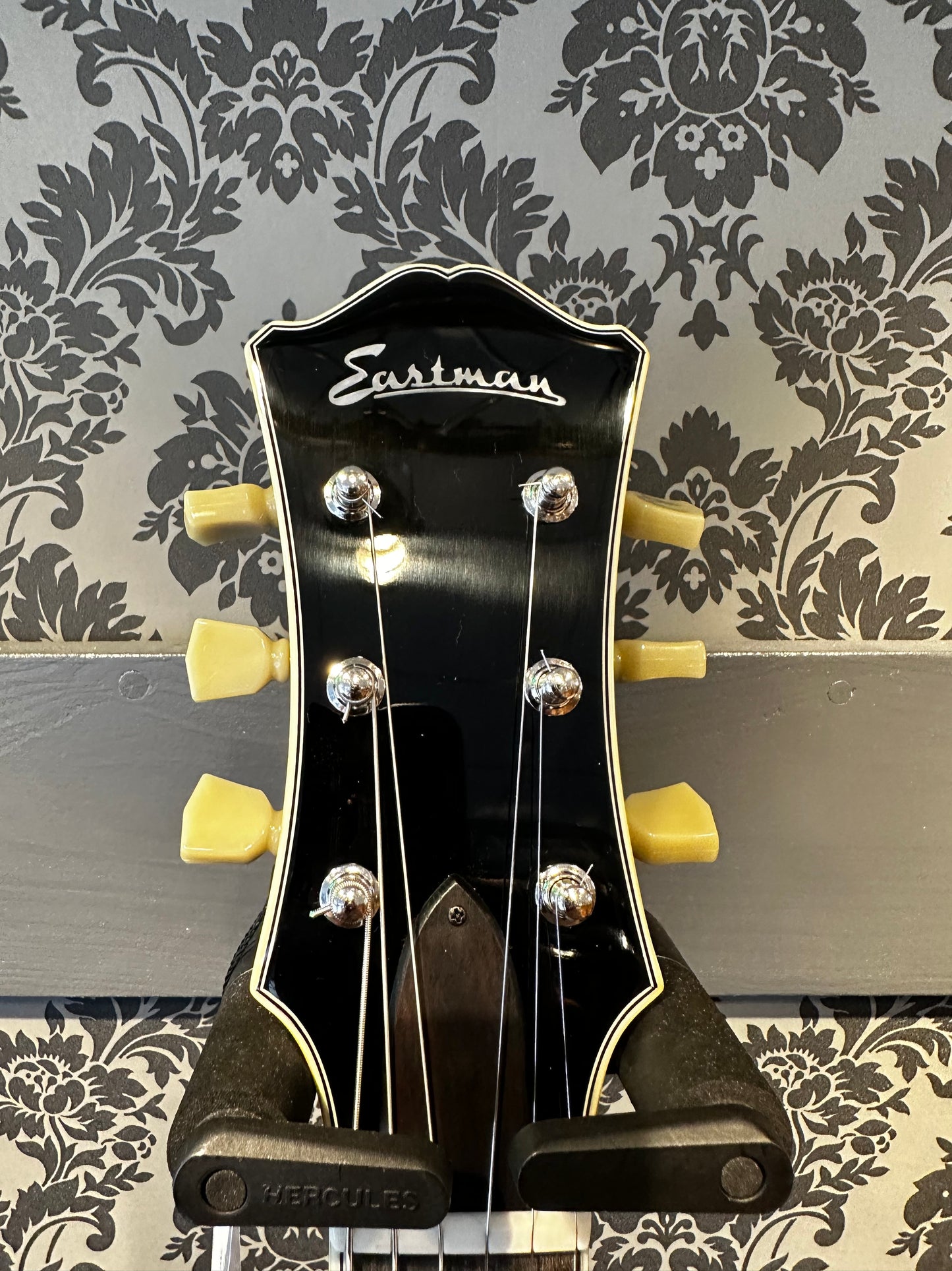Eastman T486 Classic Red Bigsby Incl. Case