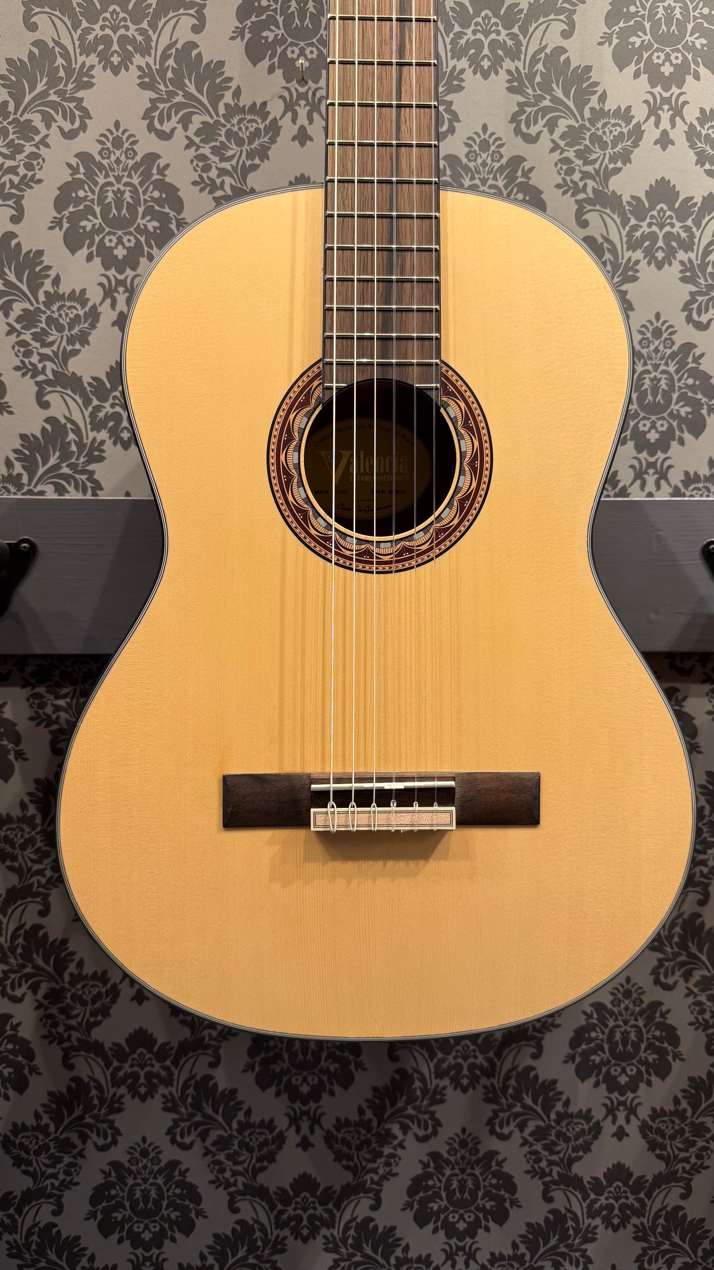Valencia VC-304 4/4 Classic Guitar