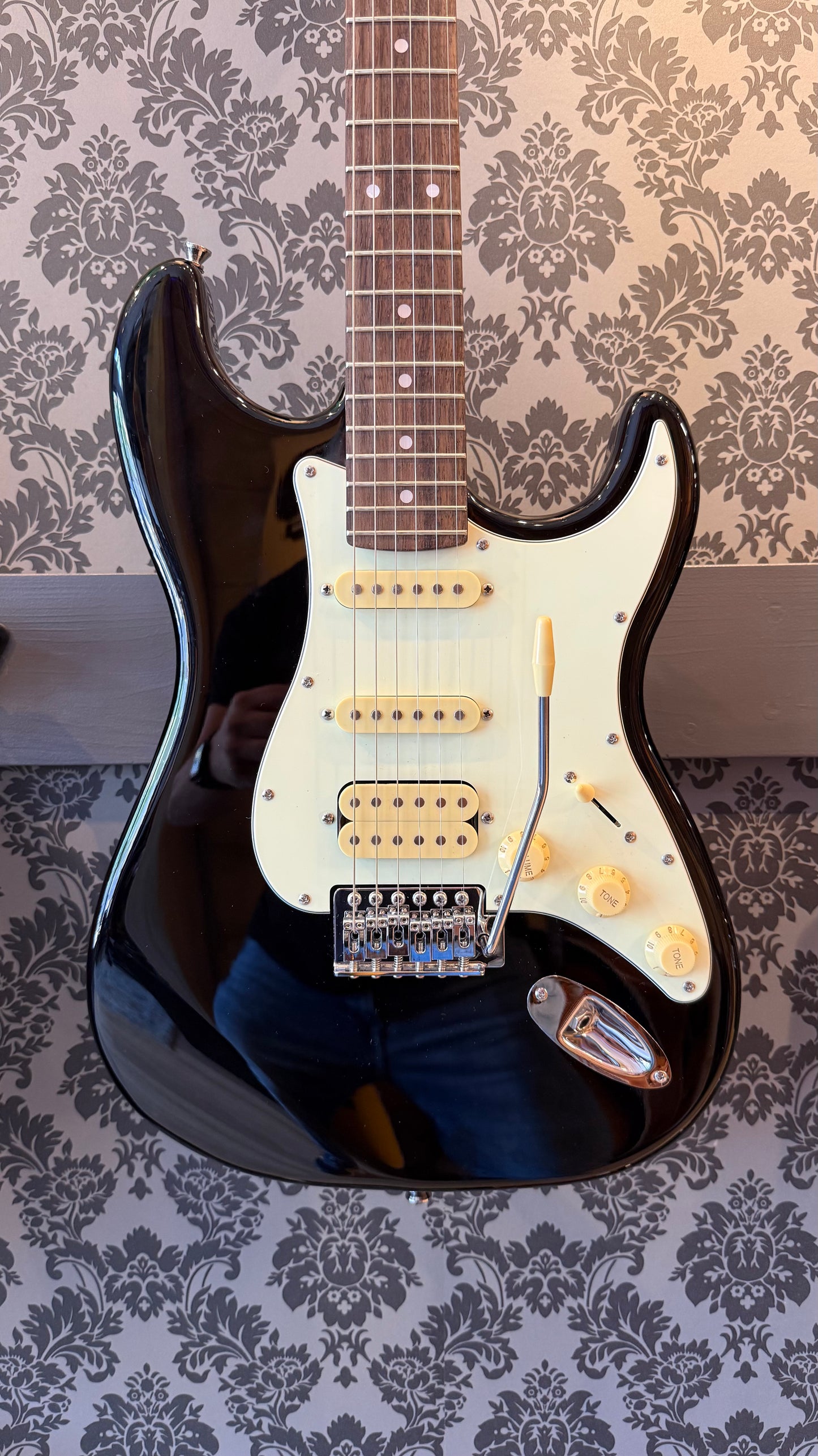 Eko ST-350 BLK Tribute Strat HSS