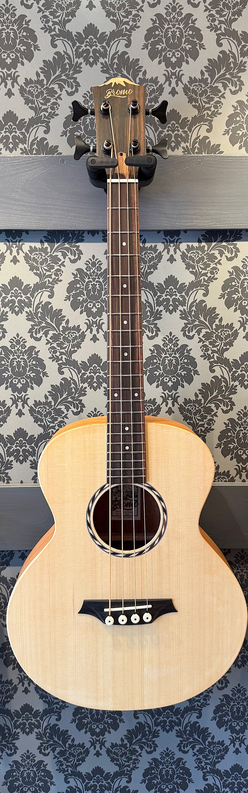 Bromo BAT-8E Tahomo Series Mini Jumbo Bass Guitar