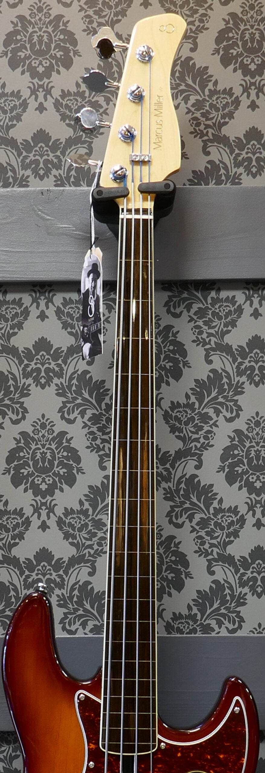 Sire V7 Marcus Miller Fretless