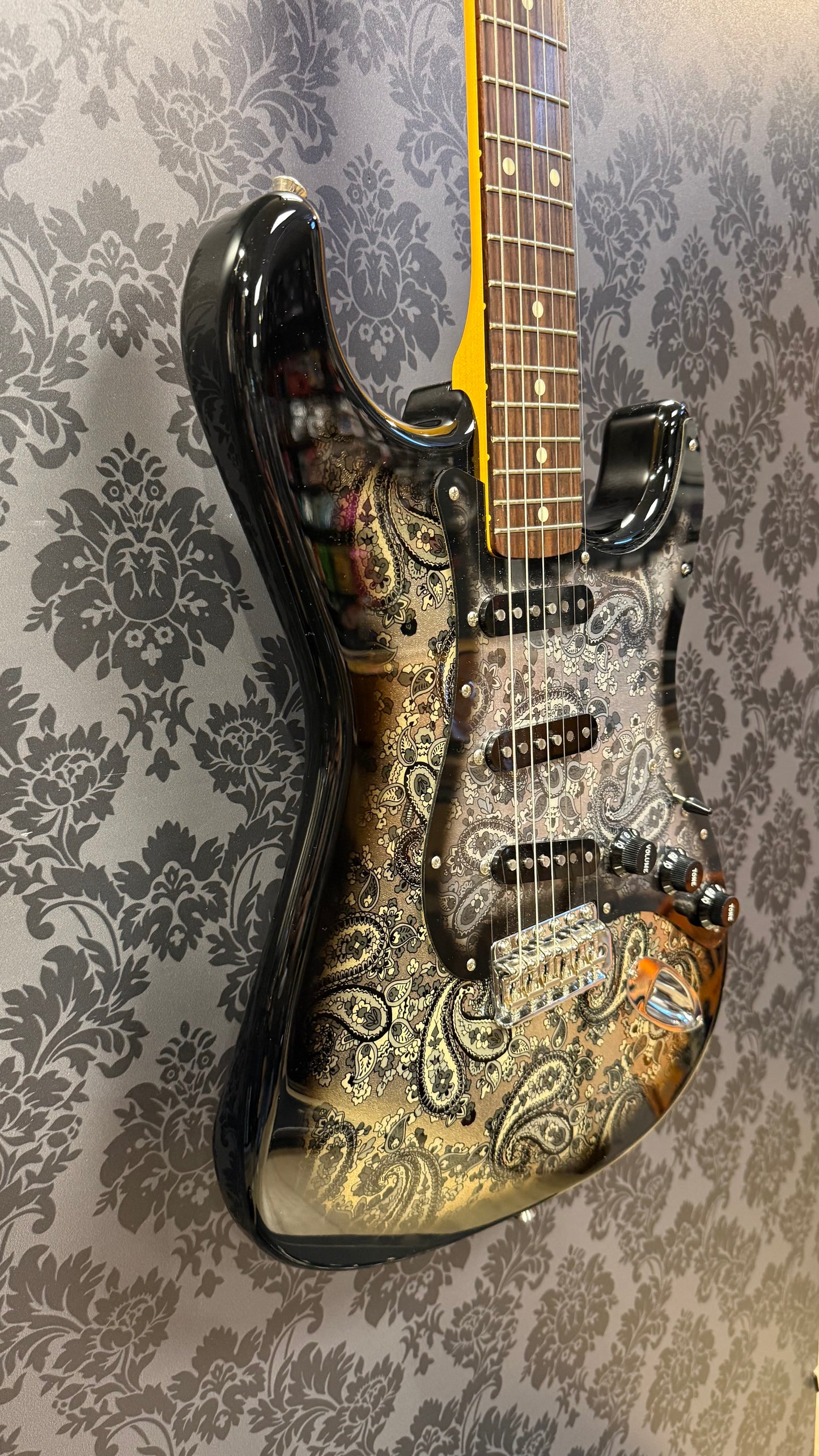 Fender MIJ Limited Edition Stratocaster RW Black Paisley + Case (occasion)