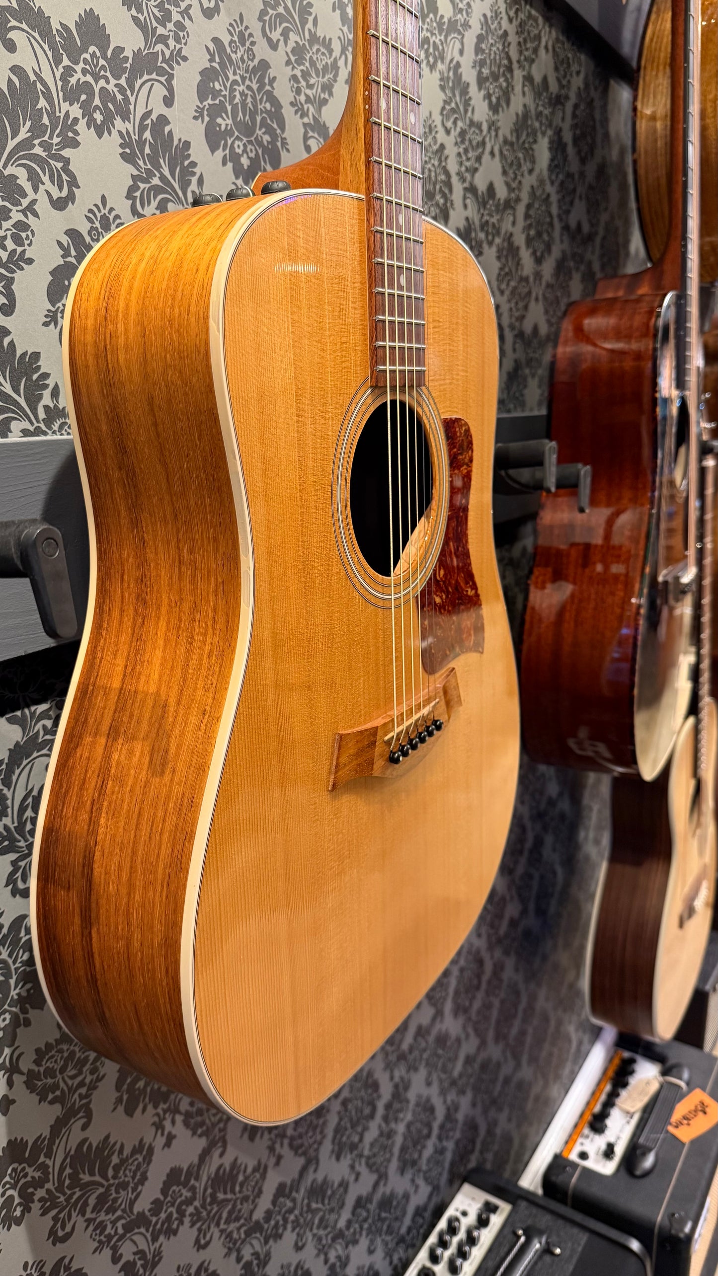 Taylor 210e 2007 natural incl. case