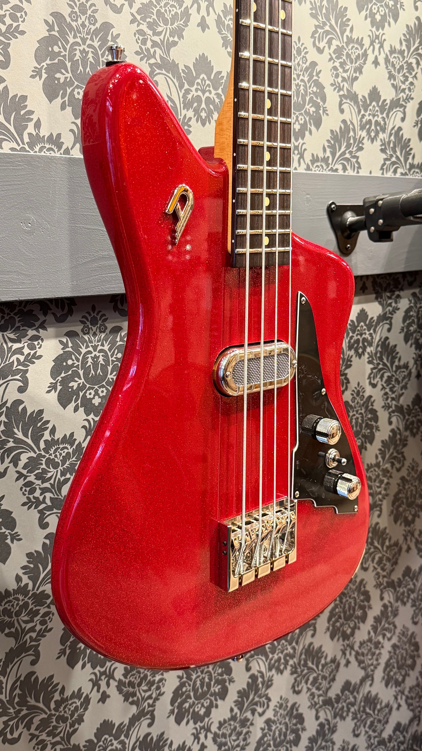 Duesenberg kavalier bass sparkle red incl. case