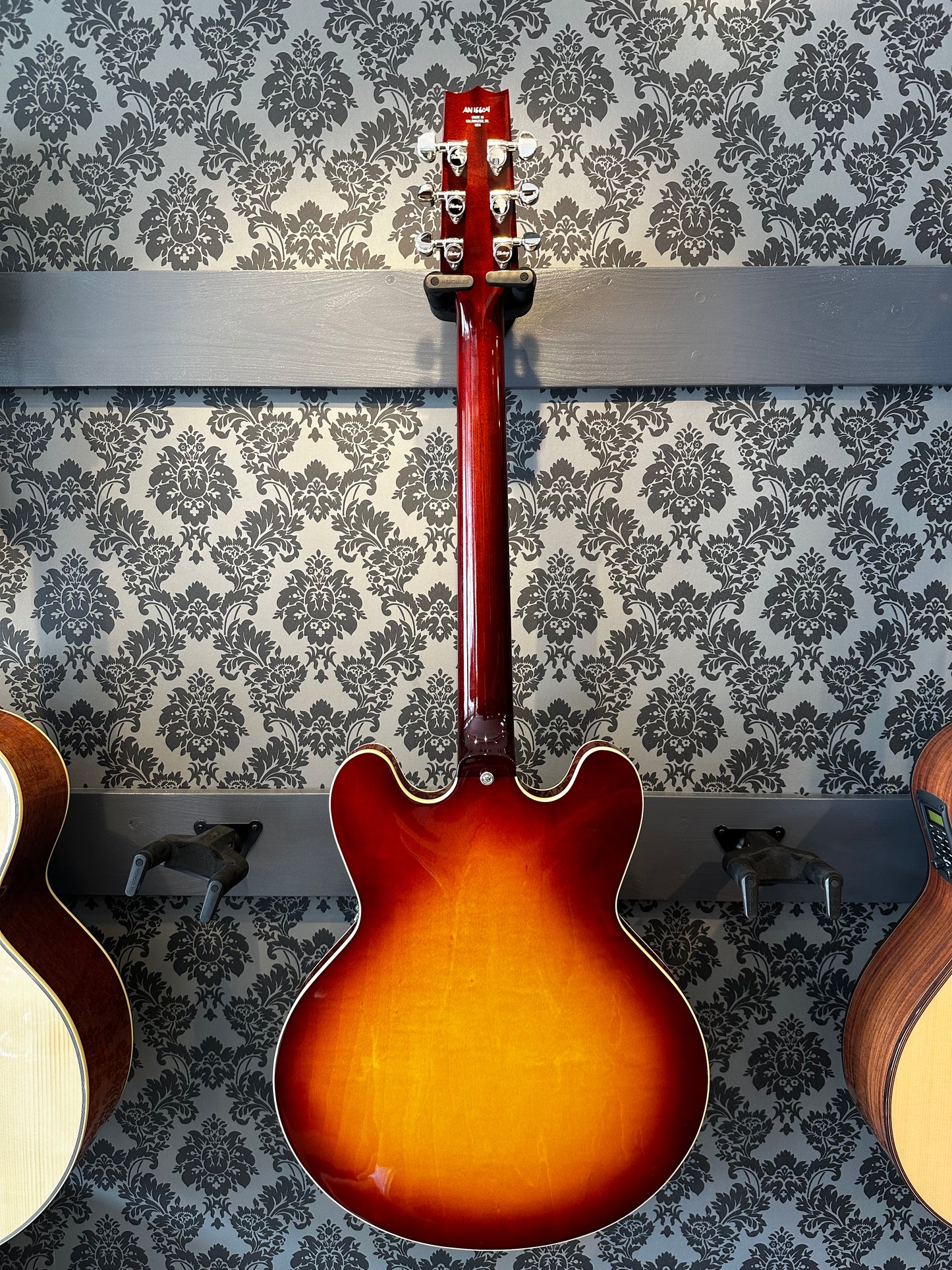 Heritage H-535 Almond Sunburst Incl. case