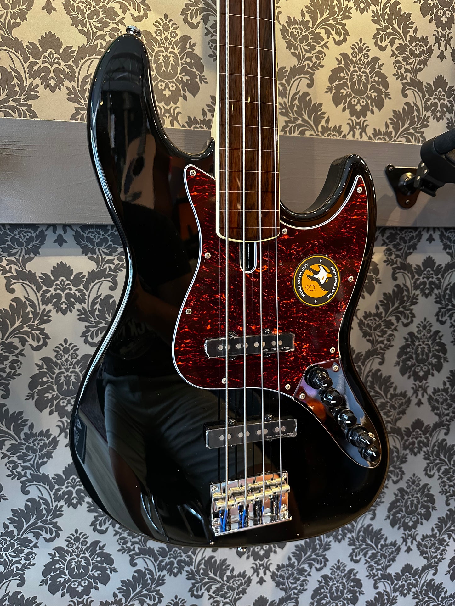 Sire Basses V7 2nd Gen Fretless V7+ A4F Black