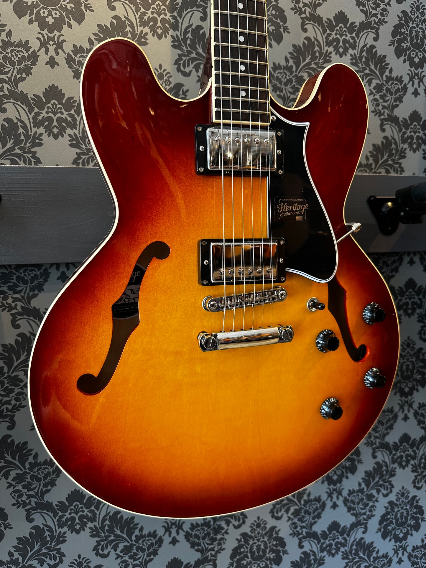 Heritage H-535 Almond Sunburst Incl. case