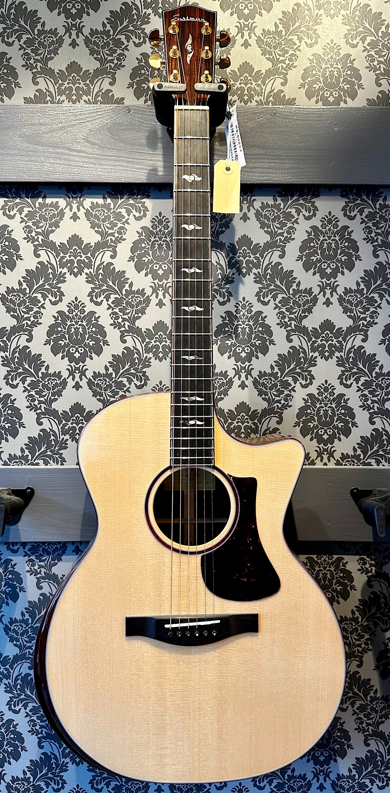 Eastman AC722CE Incl. Case