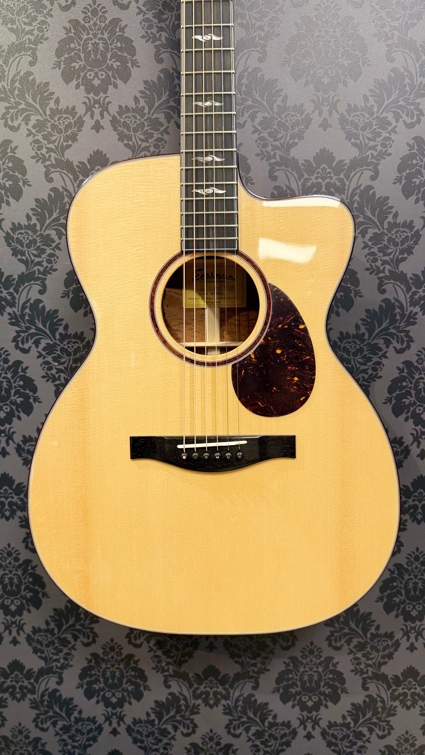 Eastman L-OMCE Quilted Sapele incl. case (B-stock)