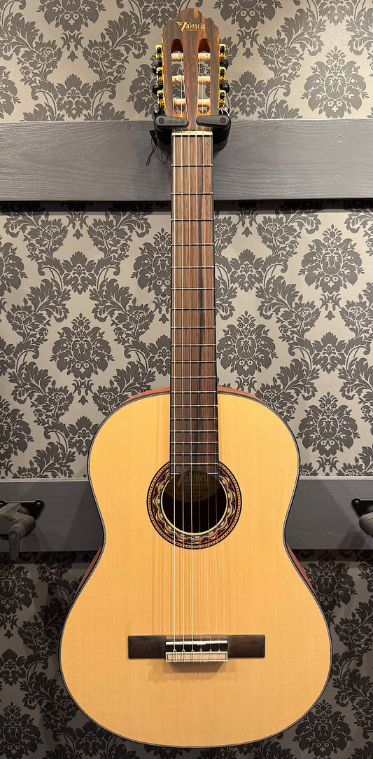 Valencia VC-304 4/4 Classic Guitar