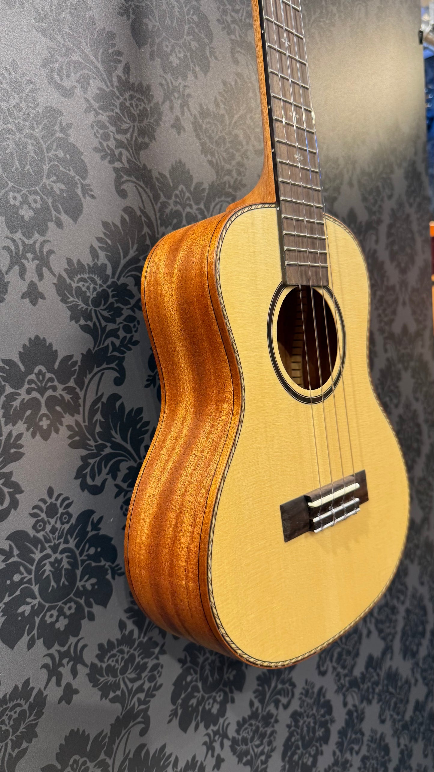 Tom TUT-280 Ukulele Tenor incl.bag