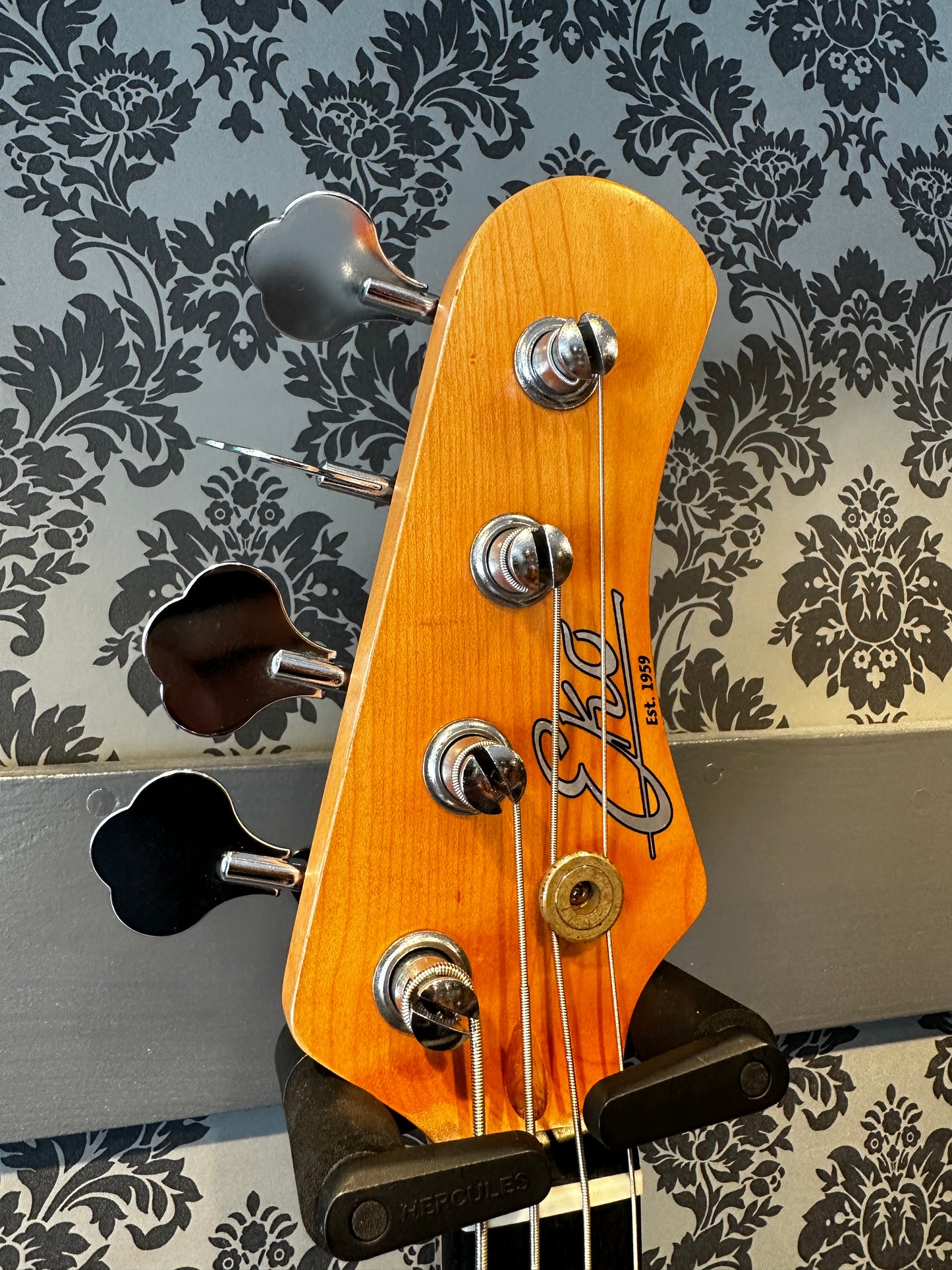 EKO VPJ-280V Relic Fiesta Red Bass