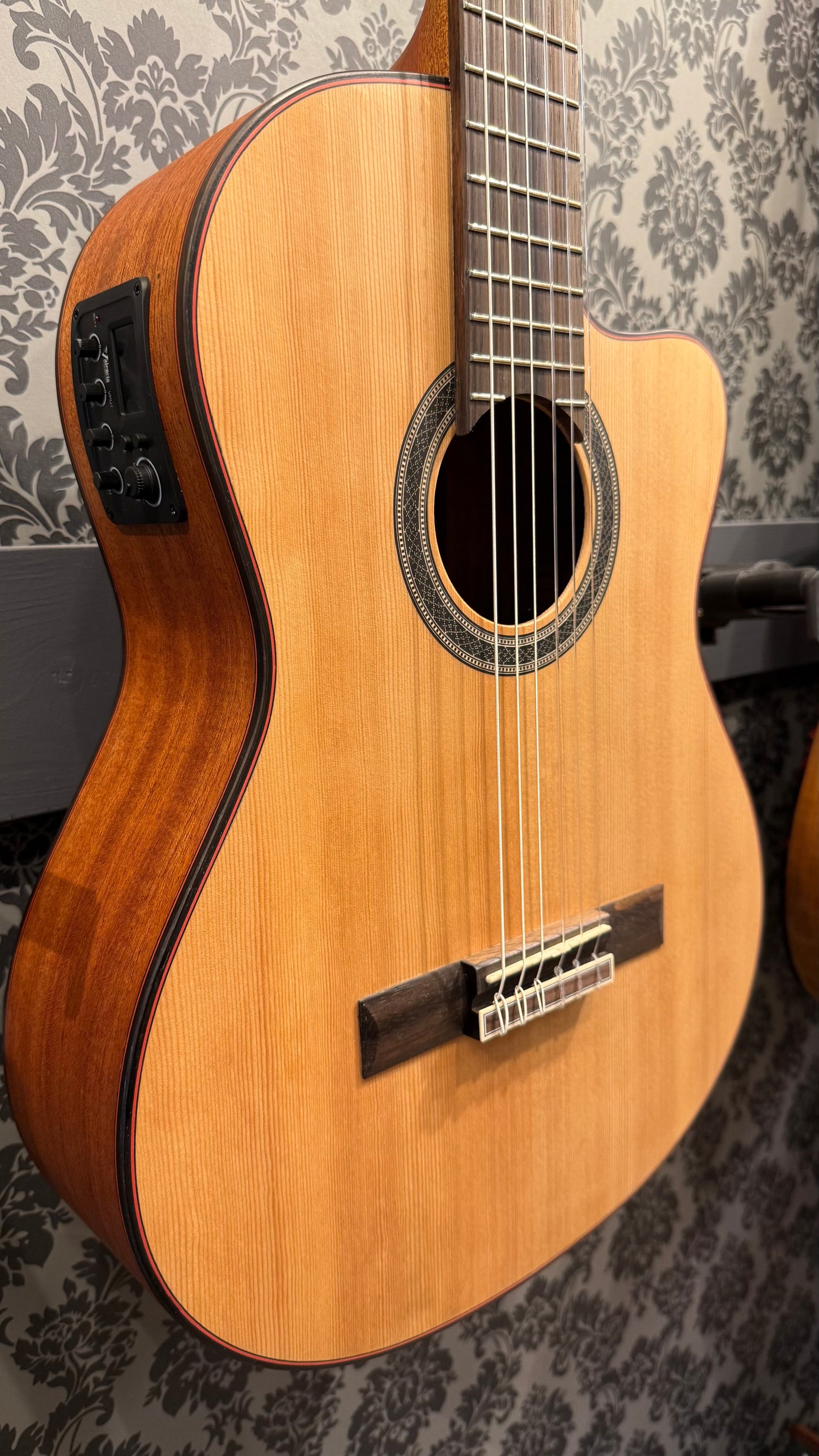 Valencia VC-704CE 4/4 Classic Guitar