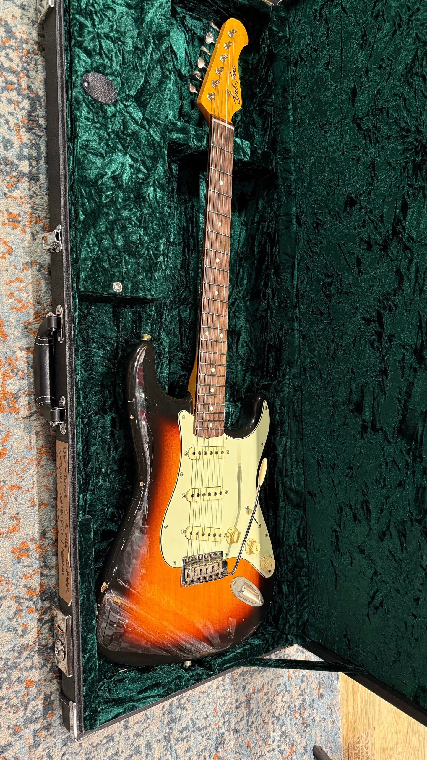 Del-Tone 60’s S-style 3 Tone Sunburst Medium Aged Incl. case