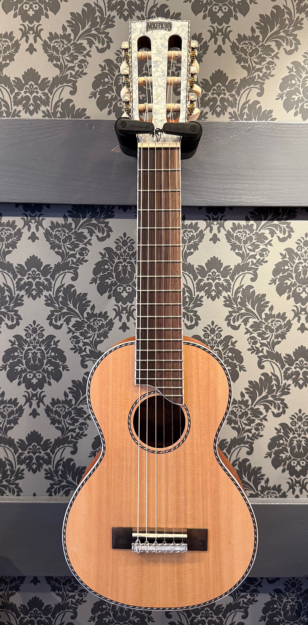 Mahalo MP-5 Pearl Series Solid Top Guitarlele