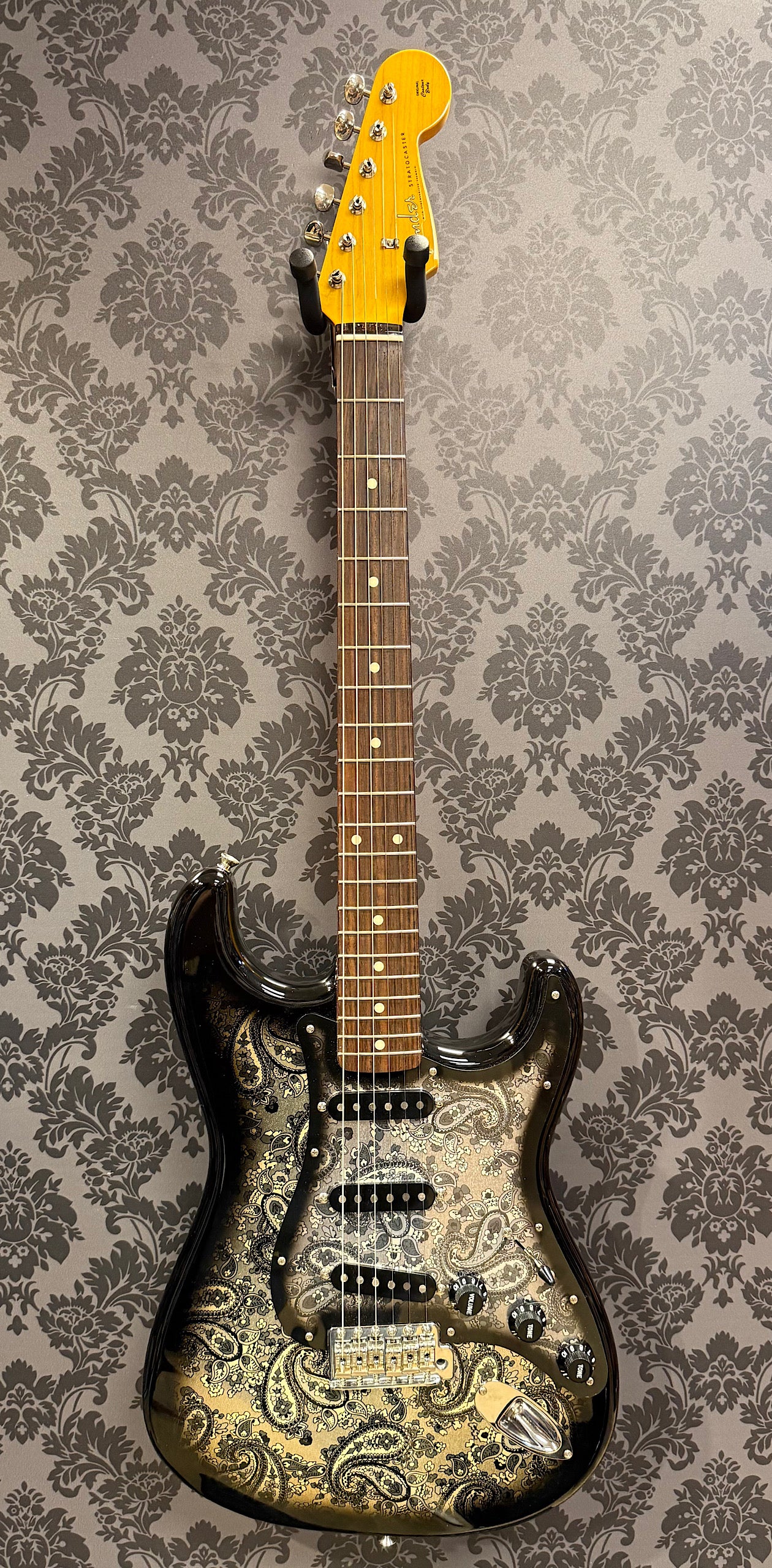 Fender MIJ Limited Edition Stratocaster RW Black Paisley + Case (occasion)