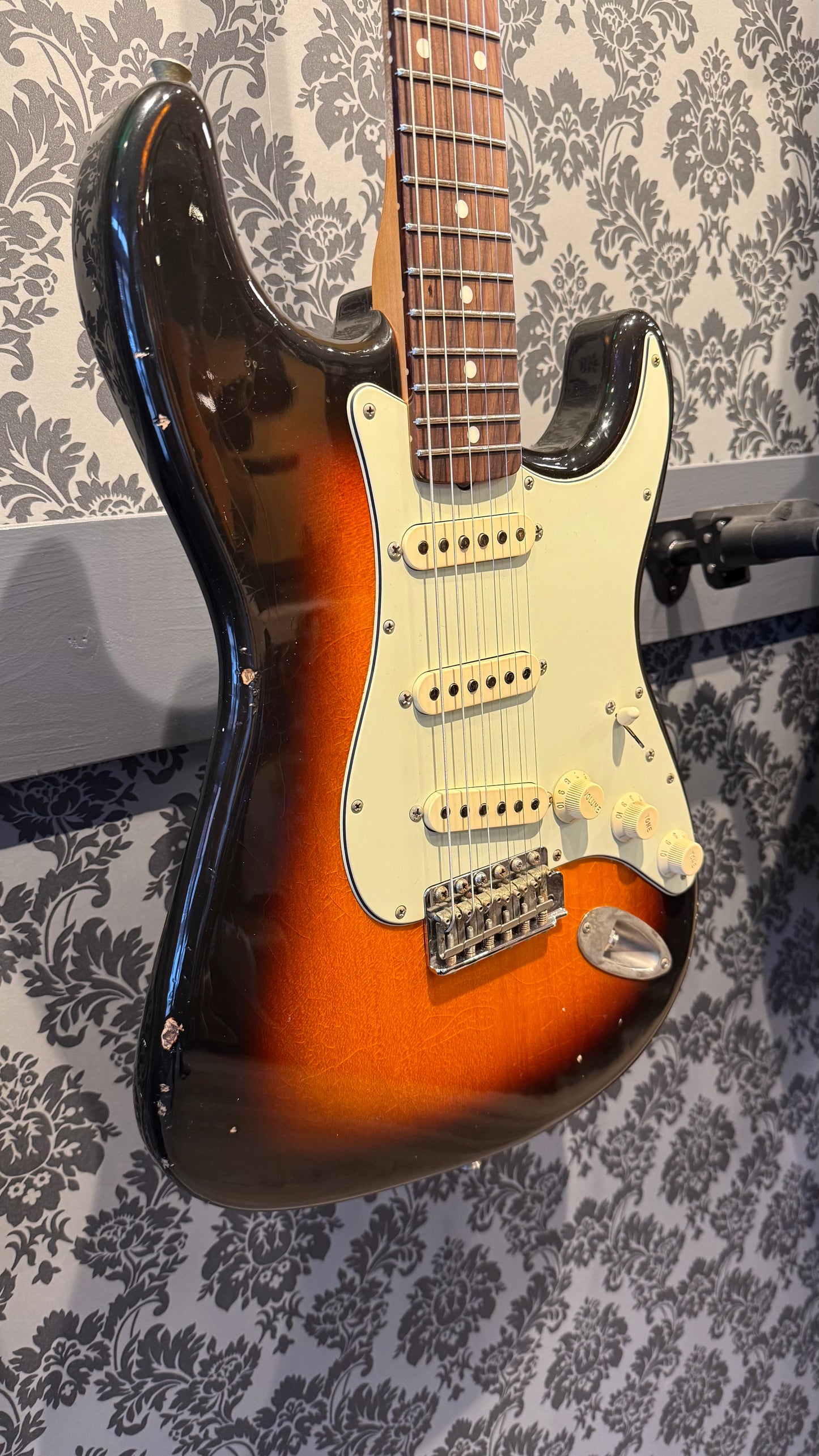 Del-Tone 60’s S-style 3 Tone Sunburst Medium Aged Incl. case