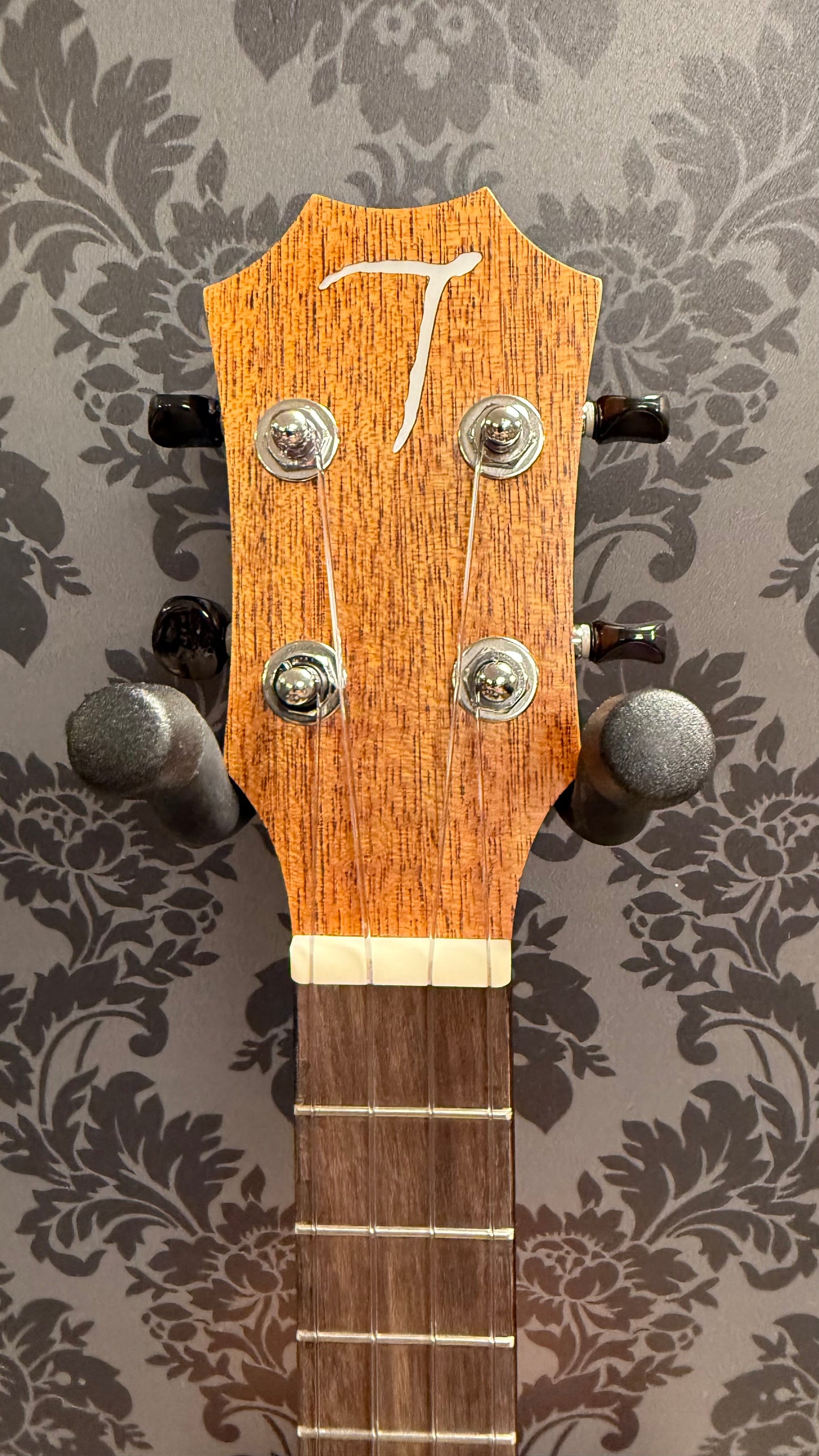 Tom TUT-280 Ukulele Tenor incl.bag