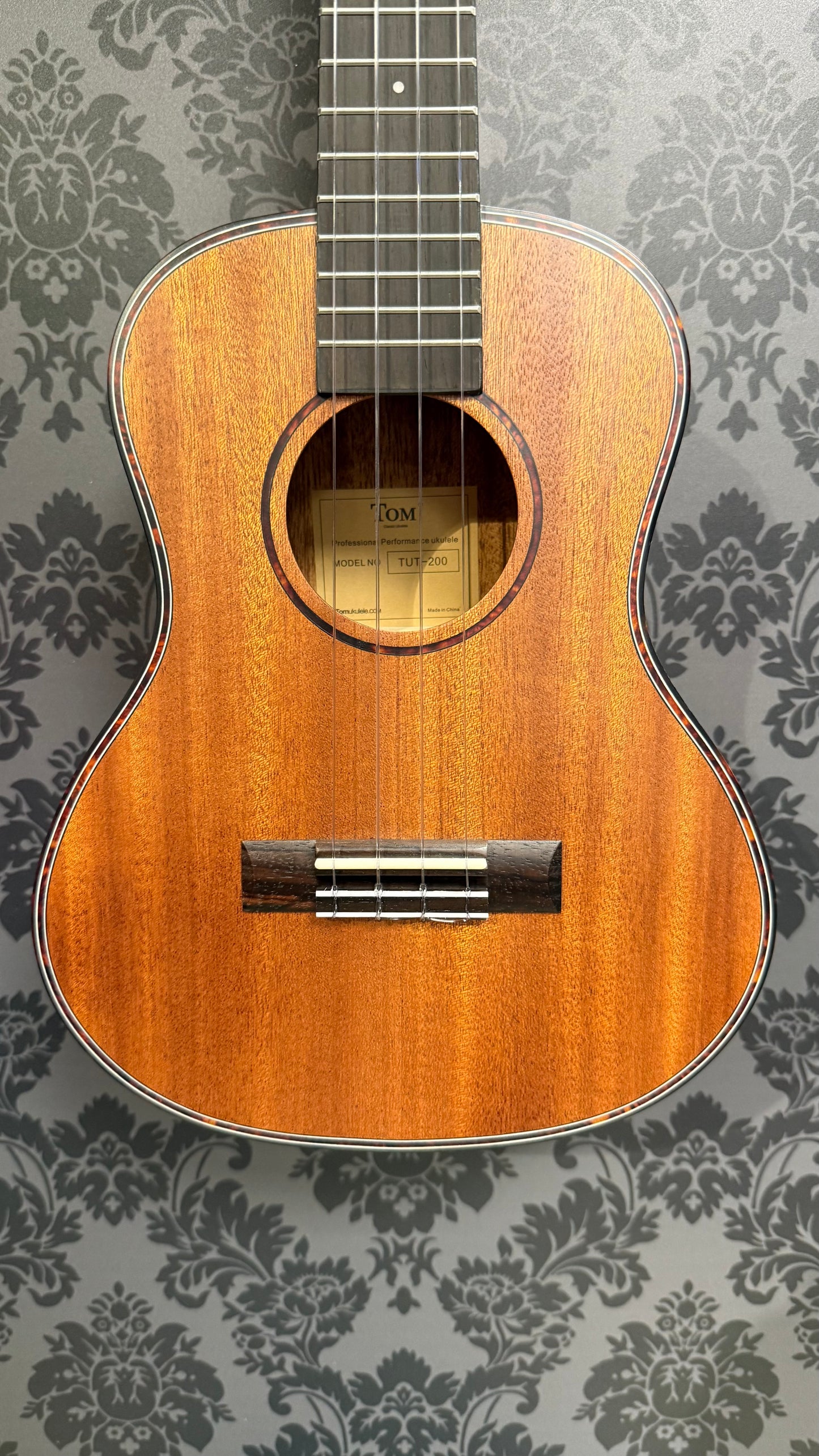 Tom TUT 200 Ukulele Tenor incl.bag