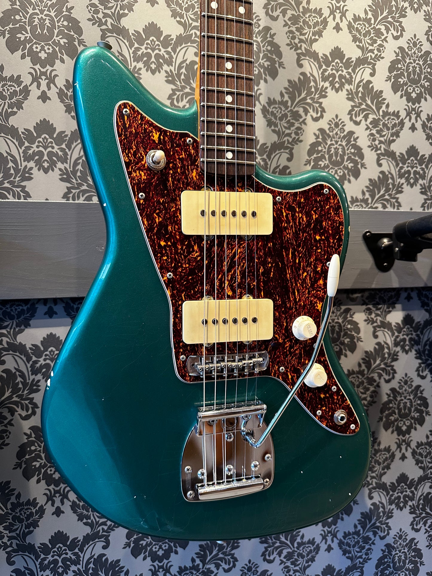 Del-Tone JM-Style Sherwood Green Light Aged Incl. case