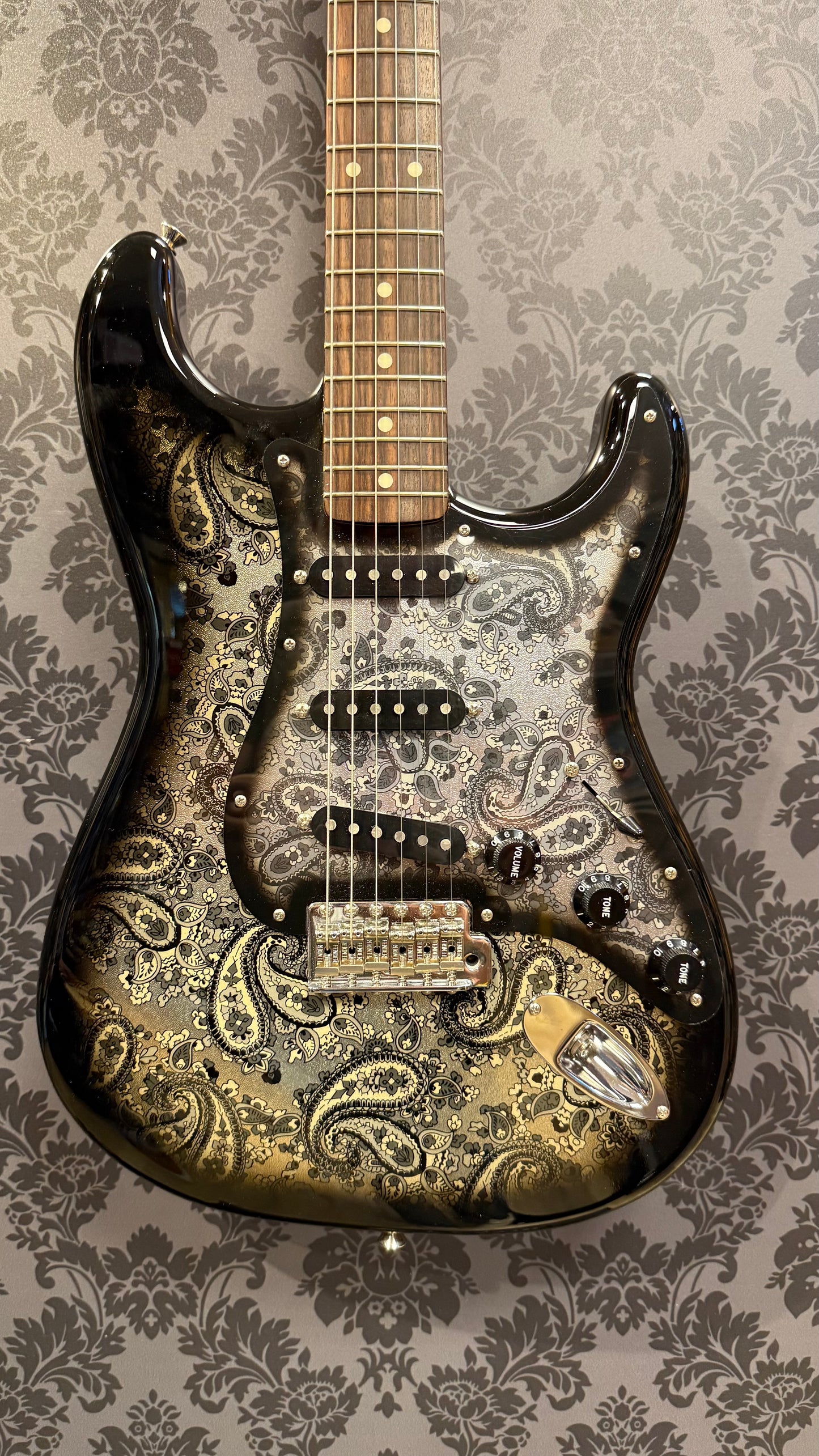 Fender MIJ Limited Edition Stratocaster RW Black Paisley + Case (occasion)