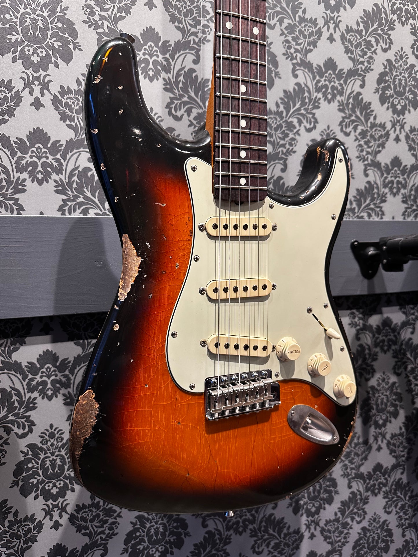 Del-Tone 60’s S-style 3 Tone Sunburst Heavy aged Incl. case