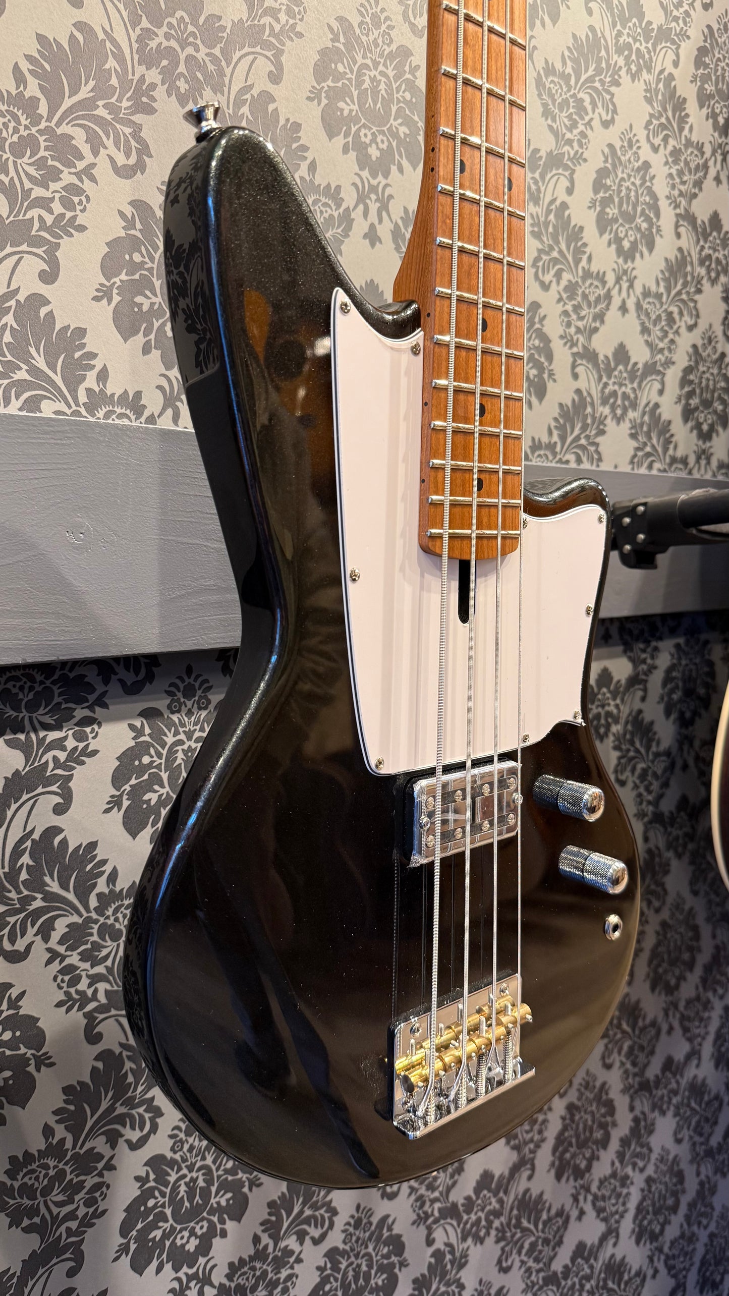 Ashdown The Capri Gloss Black