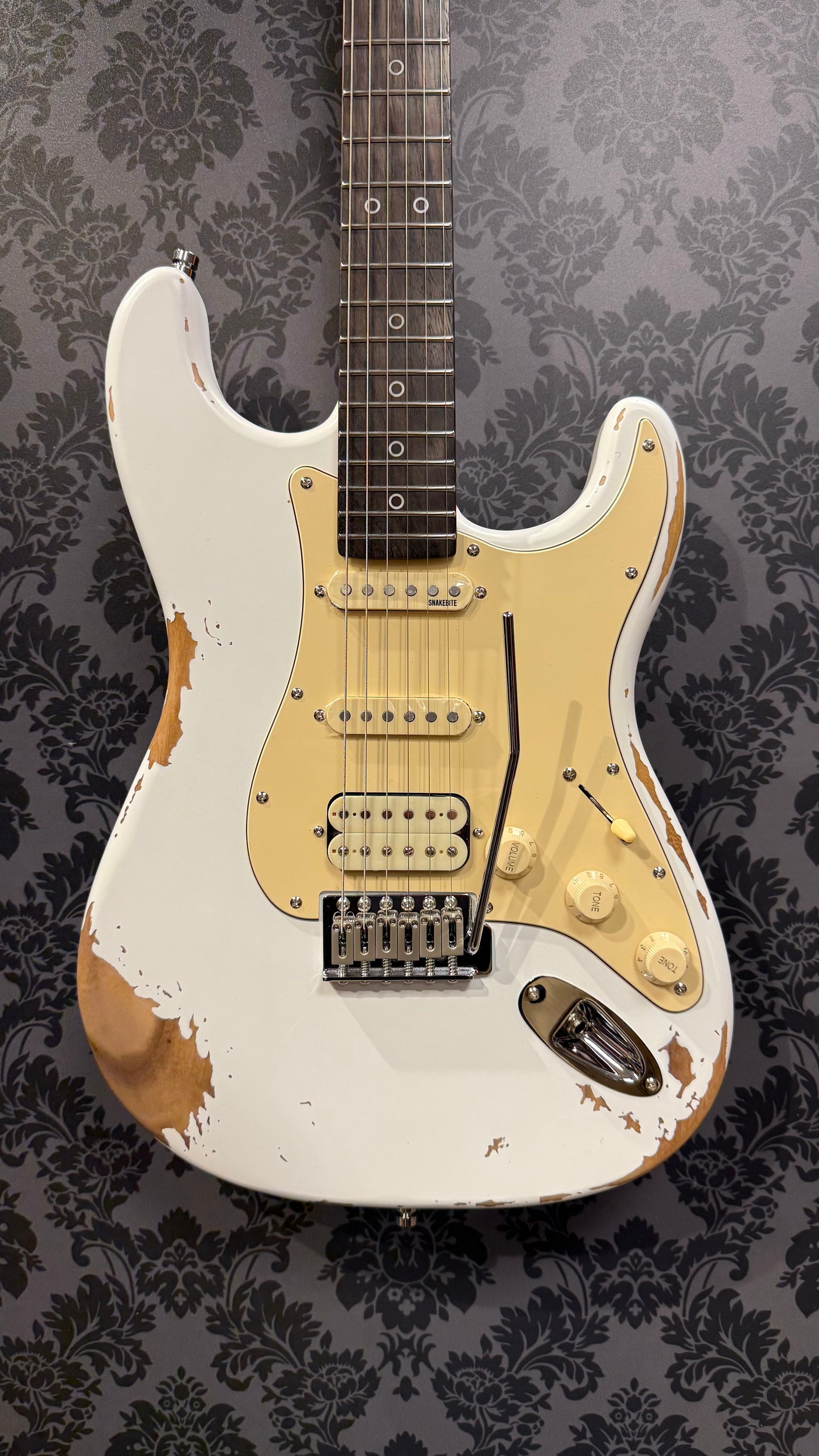 HENRY’S Snake II Relic ST-1N Rattle - White Relic incl. Bag
