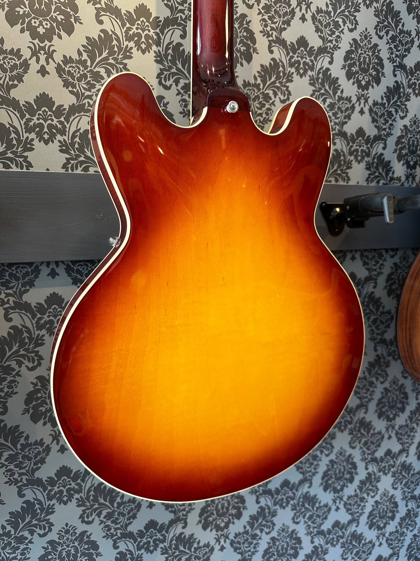 Heritage H-535 Almond Sunburst Incl. case