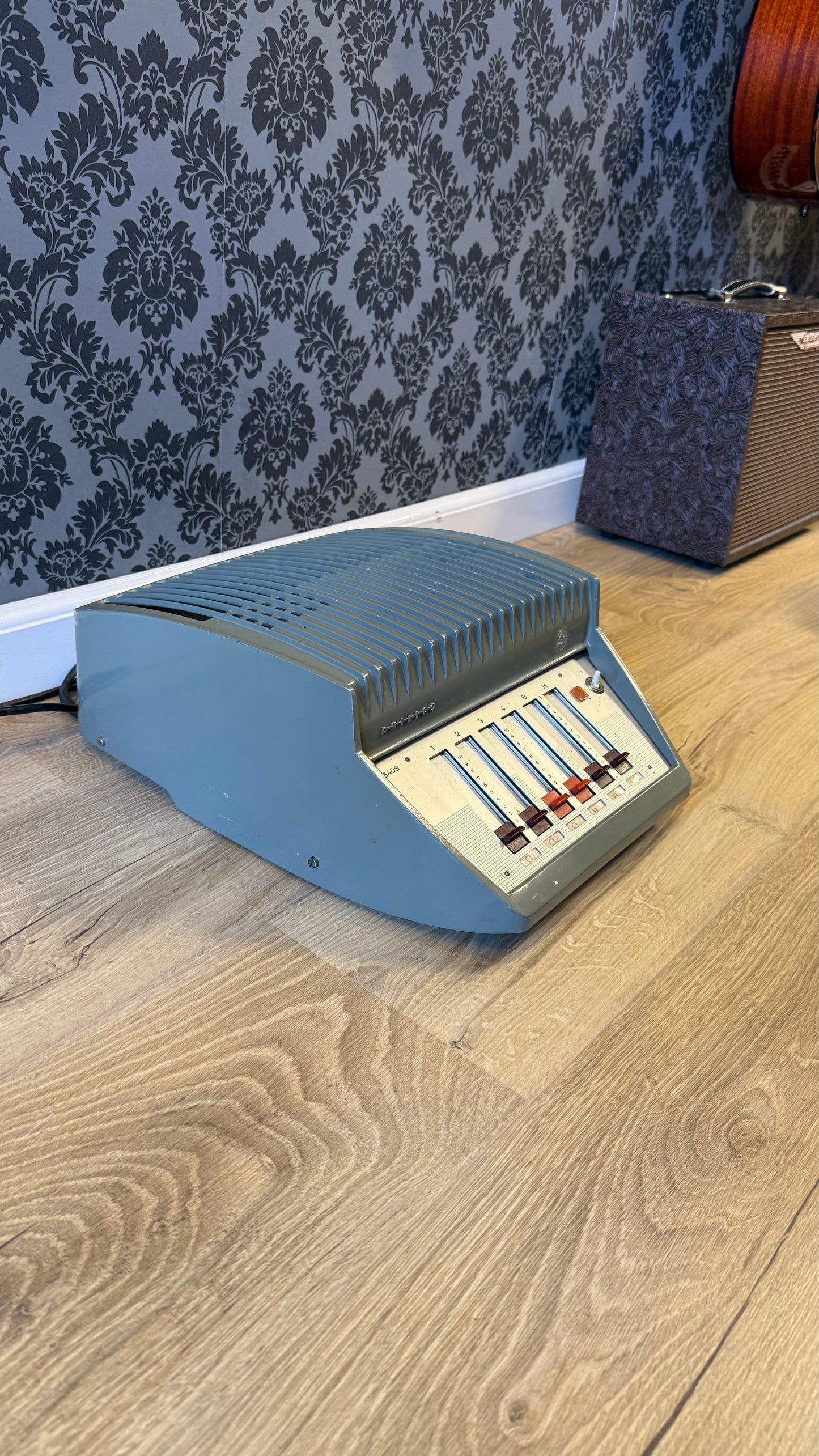 Philips EL6405 Fifties tube amp/mixer adjusted for guitar (occasion)