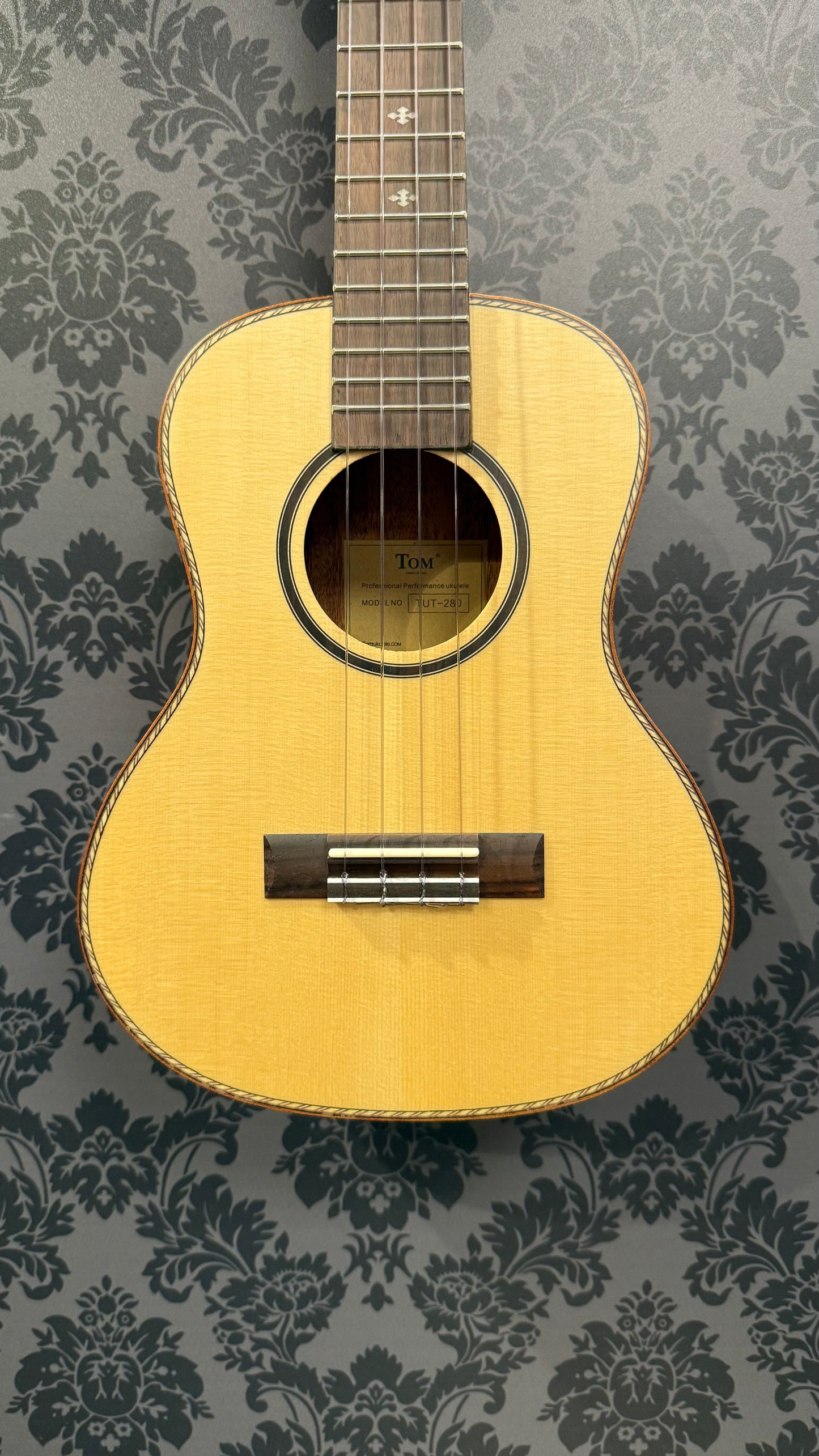 Tom TUT-280 Ukulele Tenor incl.bag