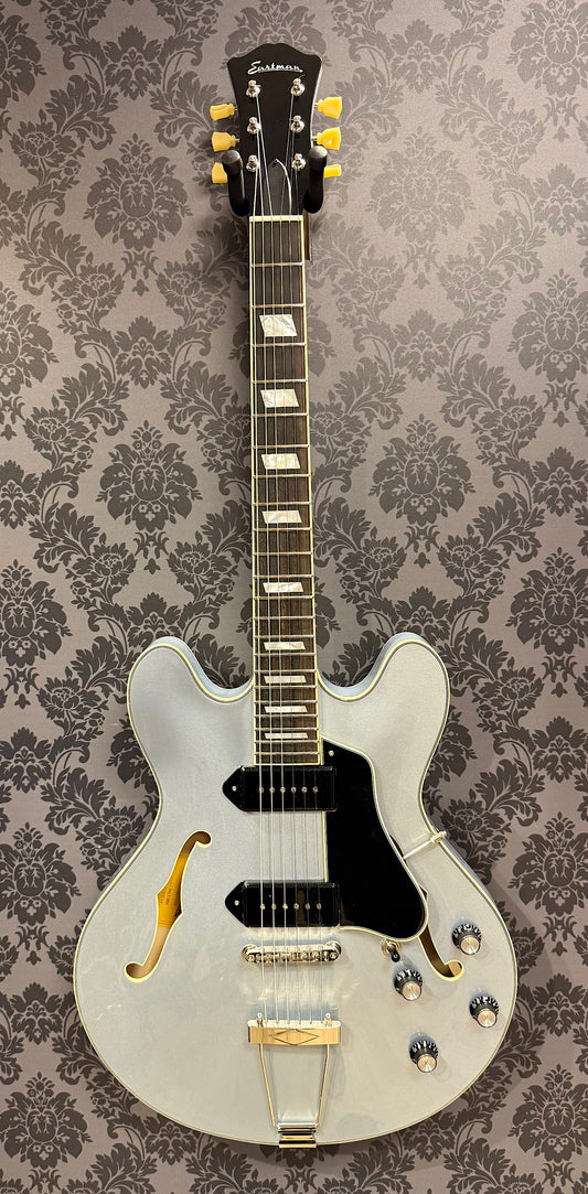 Eastman T64 Trapeze Iced Blue Metallic incl.bag