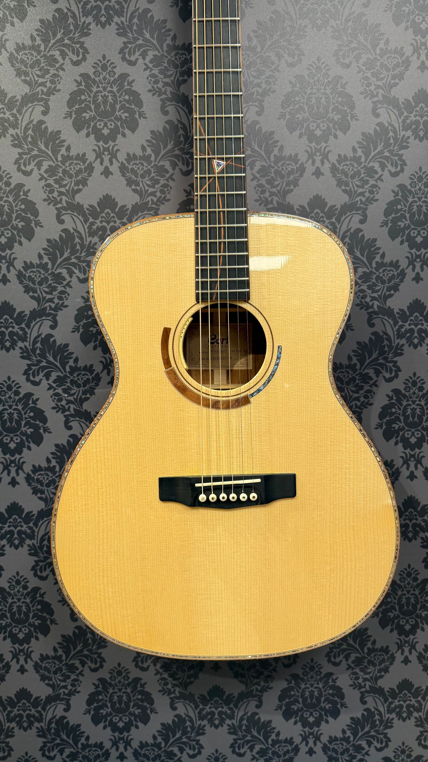 Cort Abstract Limited Koa/Spruce incl. case (occasion)