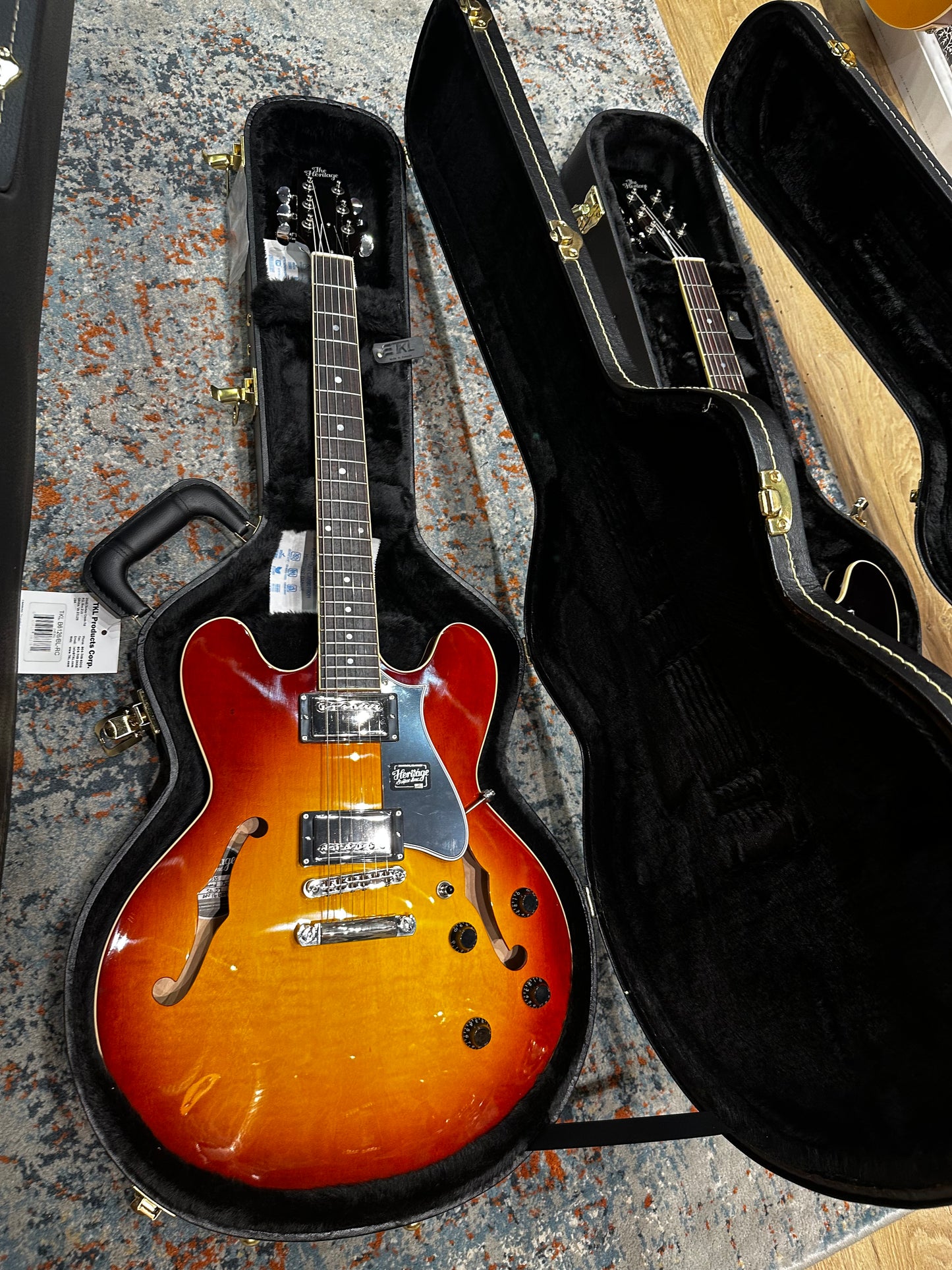 Heritage H-535 Almond Sunburst Incl. case