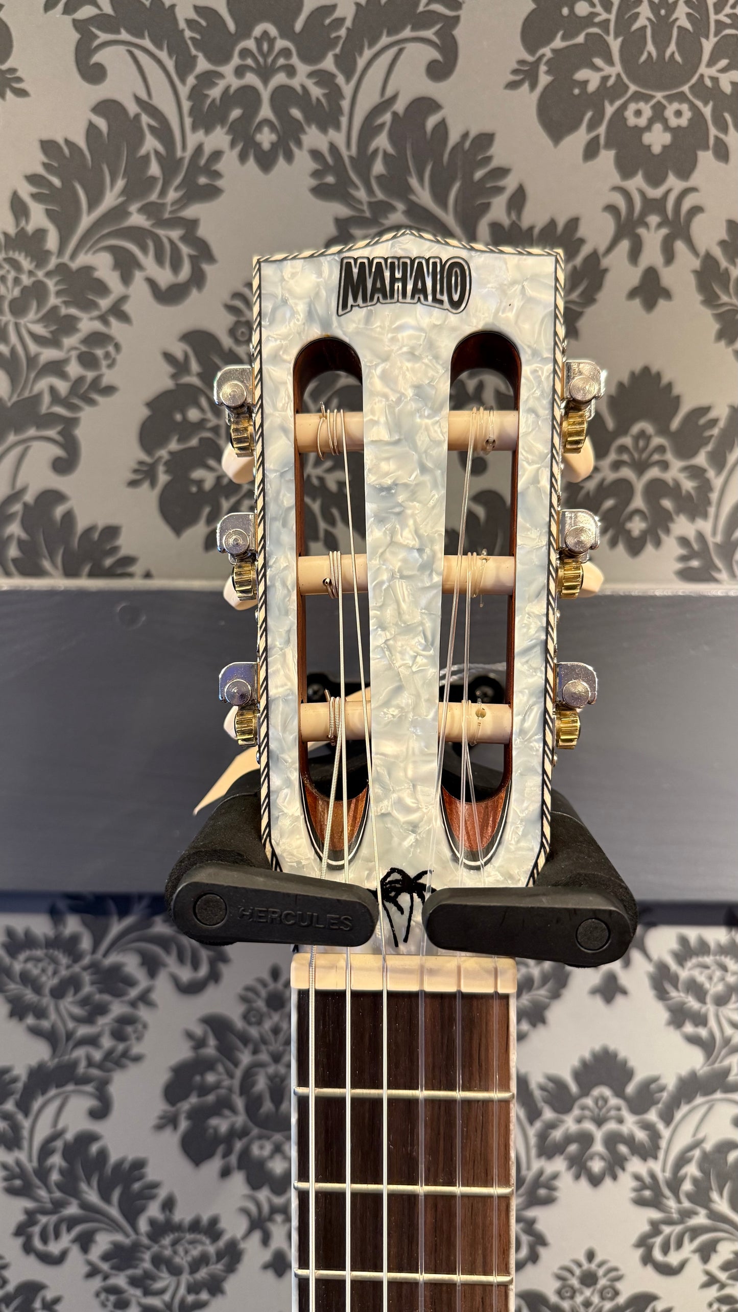 Mahalo MP-5 Pearl Series Solid Top Guitarlele