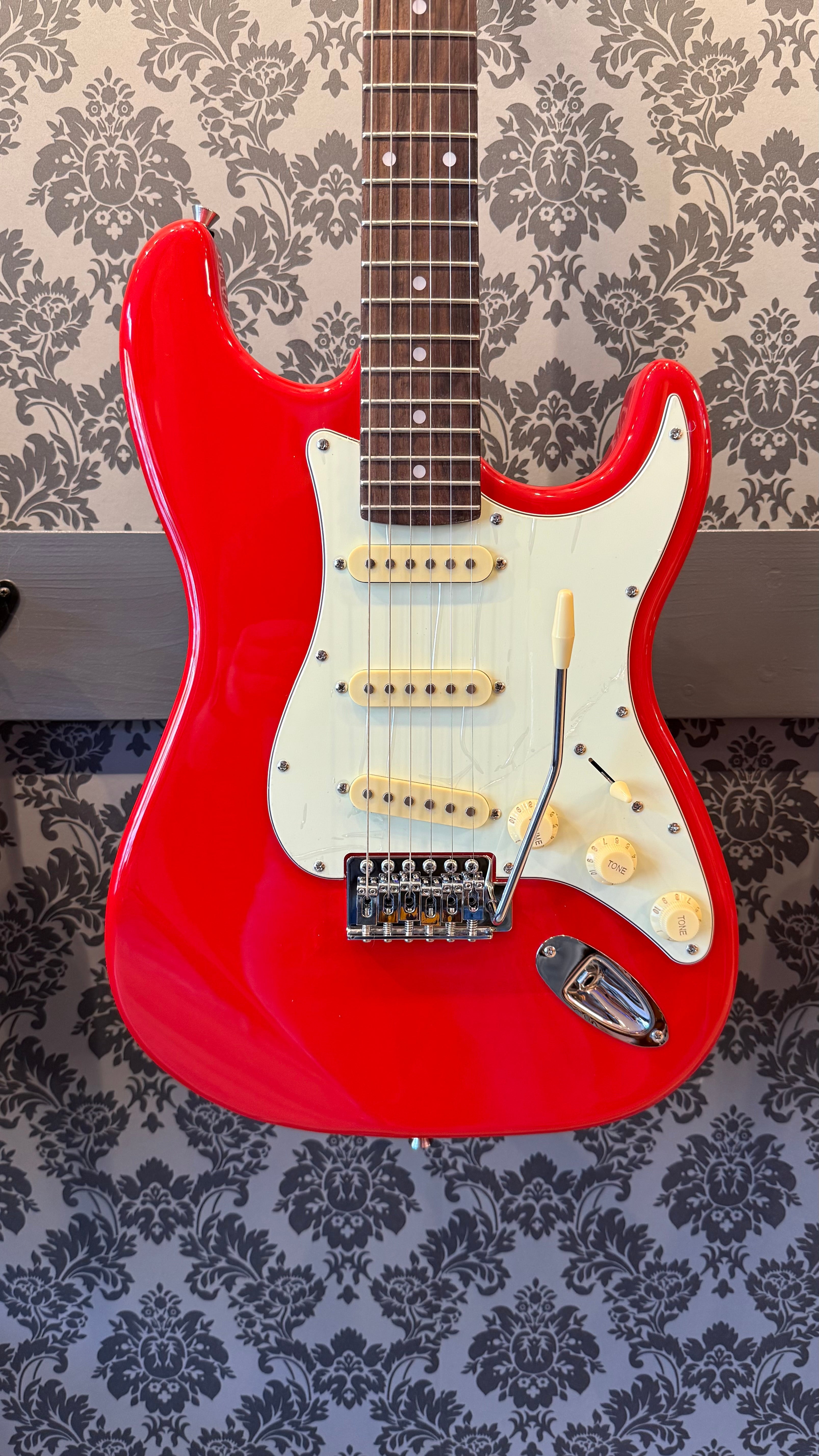 Eko ST-300 Tribute Red – Rock City Guitar Shop
