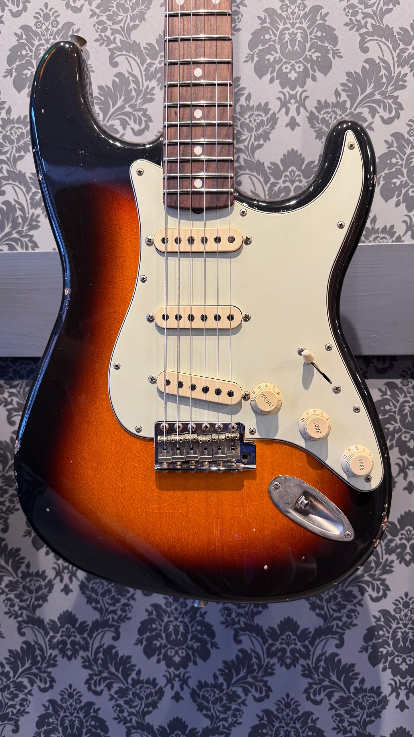 Del-Tone 60’s S-style 3 Tone Sunburst Medium Aged Incl. case