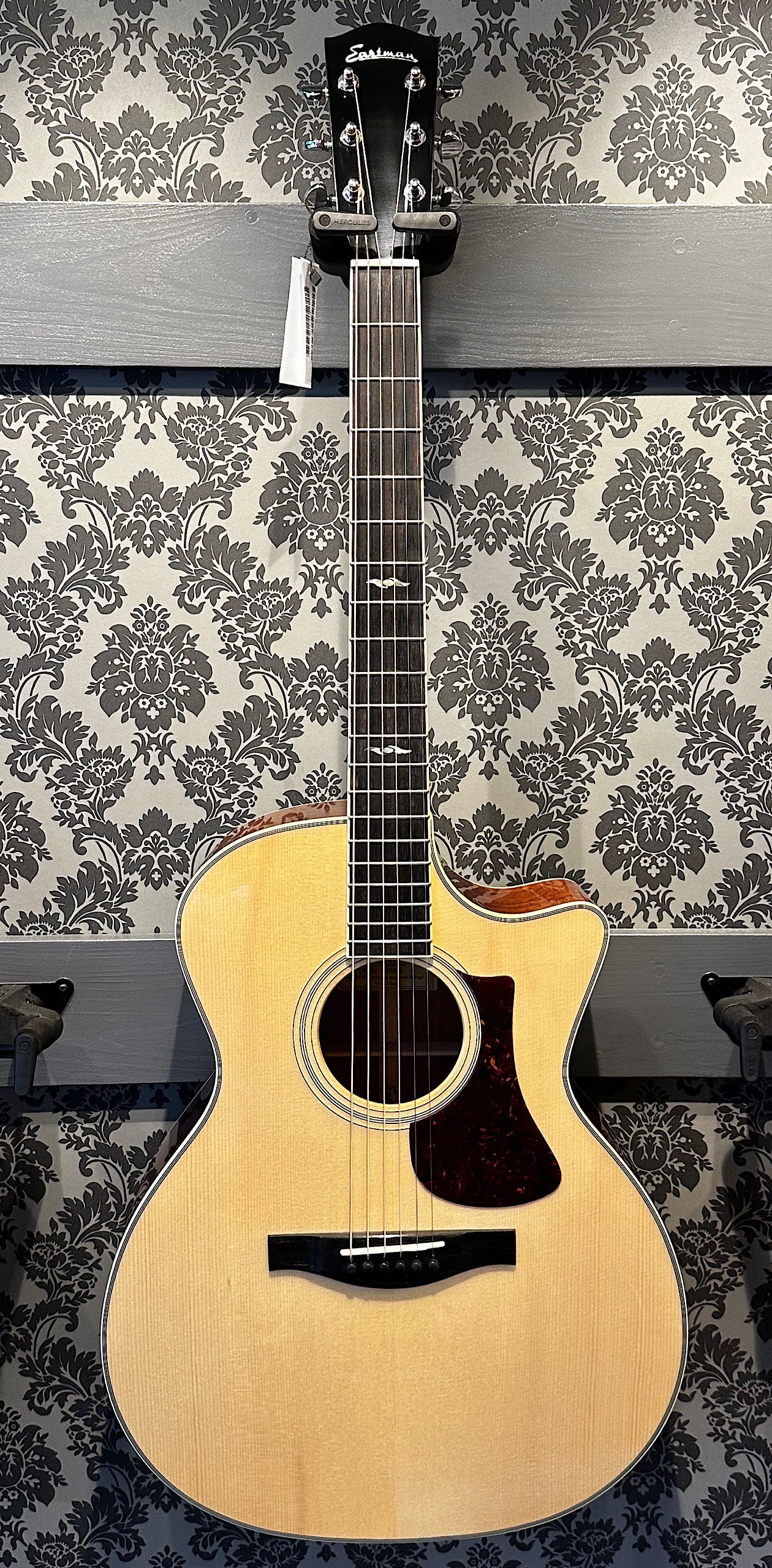 Eastman AC322CE Incl. Case