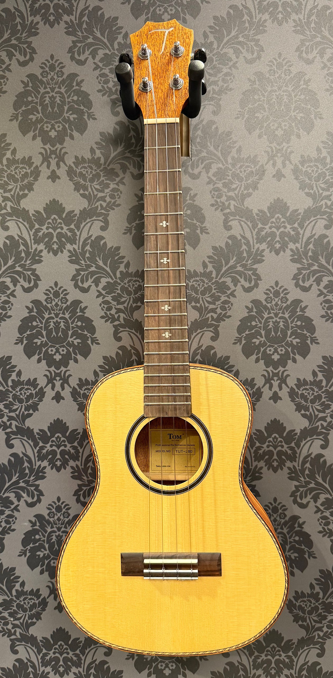 Tom TUT-280 Ukulele Tenor incl.bag